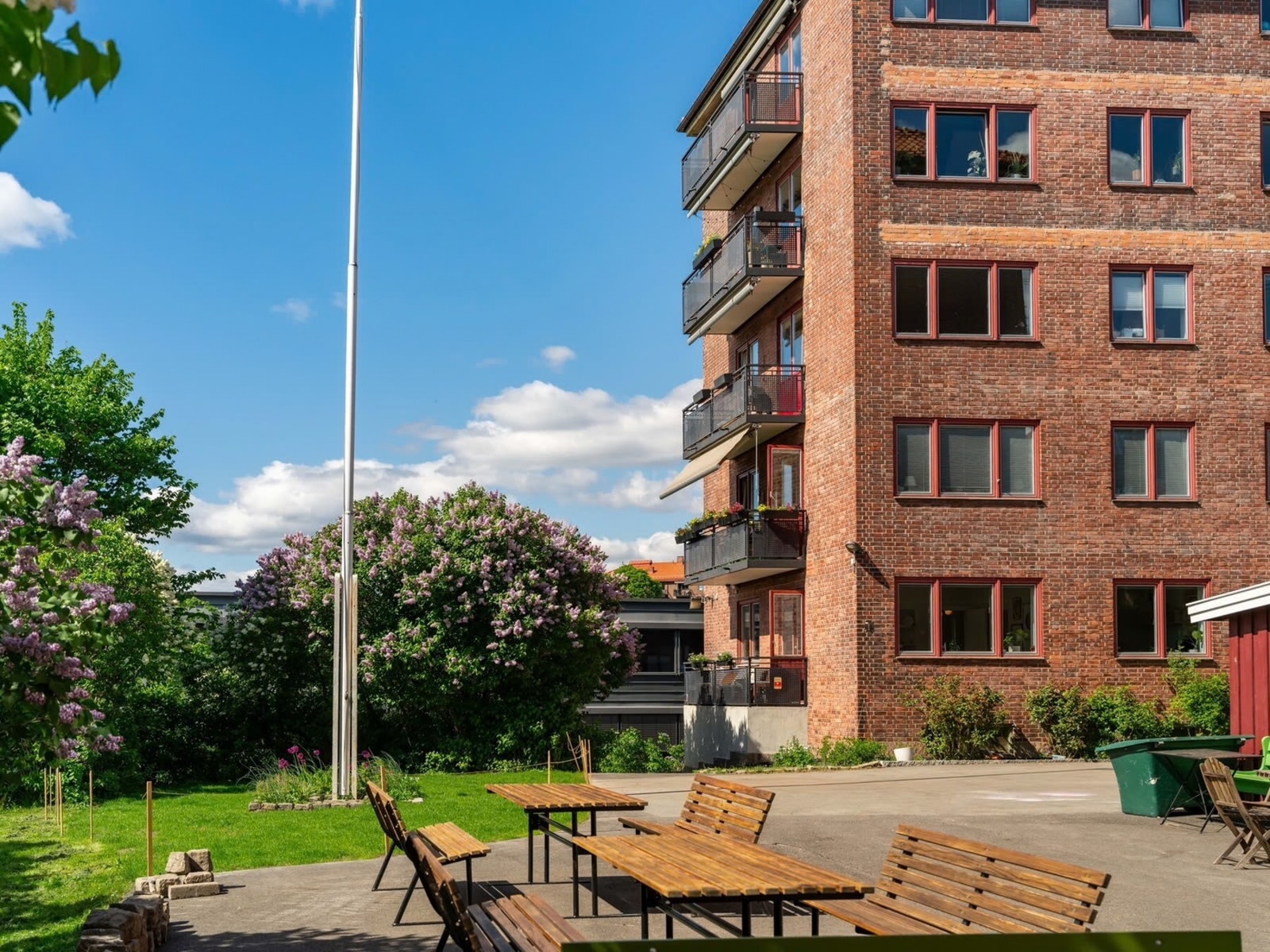 Fellesområdene til borettslaget er velstelte og velholdte. Takk til fotograf Alex Granlie (boliggram) for lån av sommerstemning. Galleribilde