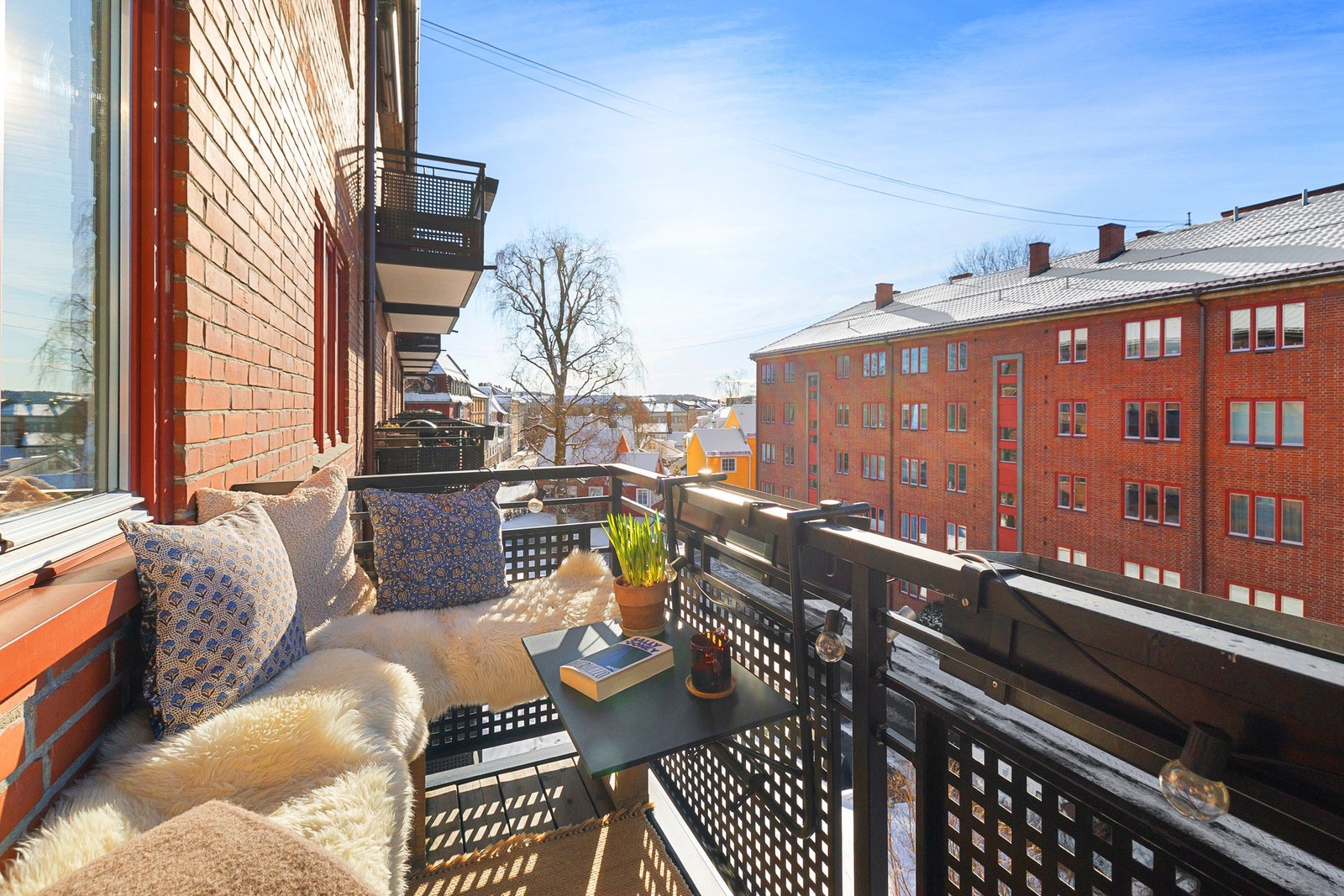 Solrik sørvestvendt balkong. Og ja, sola er helt på ekte - ikke noe AI-generert her! Galleribilde