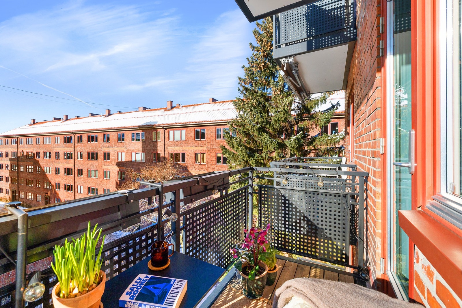 Det er tillatt å bruke gass- eller elektrisk grill på balkongen (med slukkeutstyr lett tilgjengelig). Galleribilde