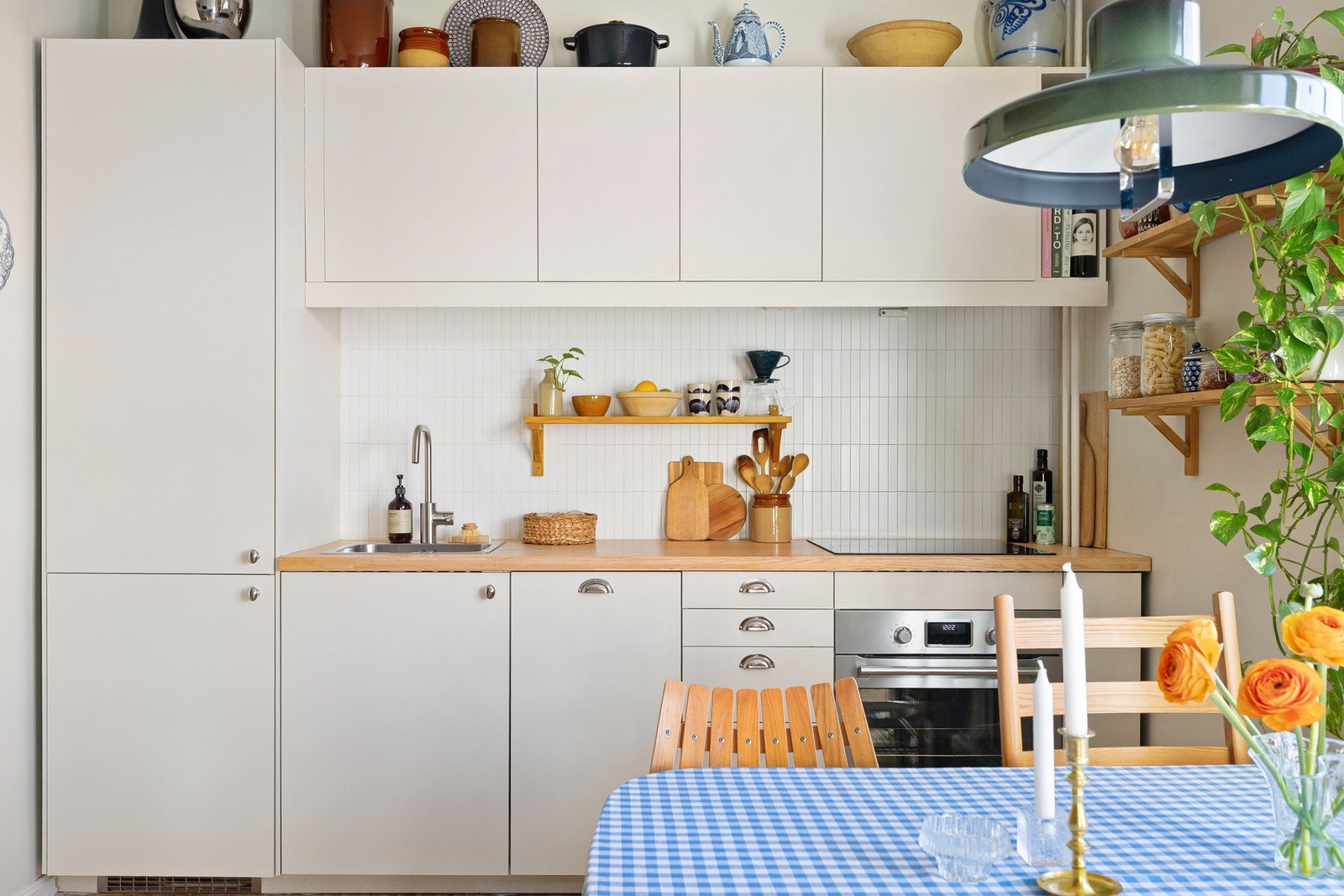 Belysningen under overskapene kan dimmes med trådløs bryter. Galleribilde