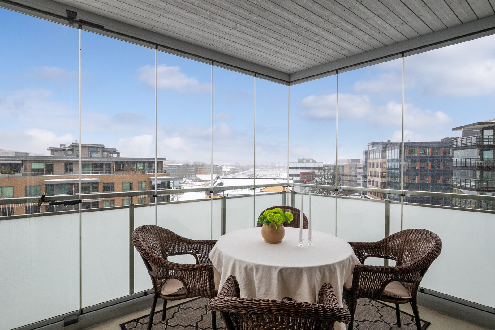 Utsiktene er misunnelsesverdige og solforholdene gode, og innglassingen sørger for brukstid selv i litt ruskete vær Galleribilde