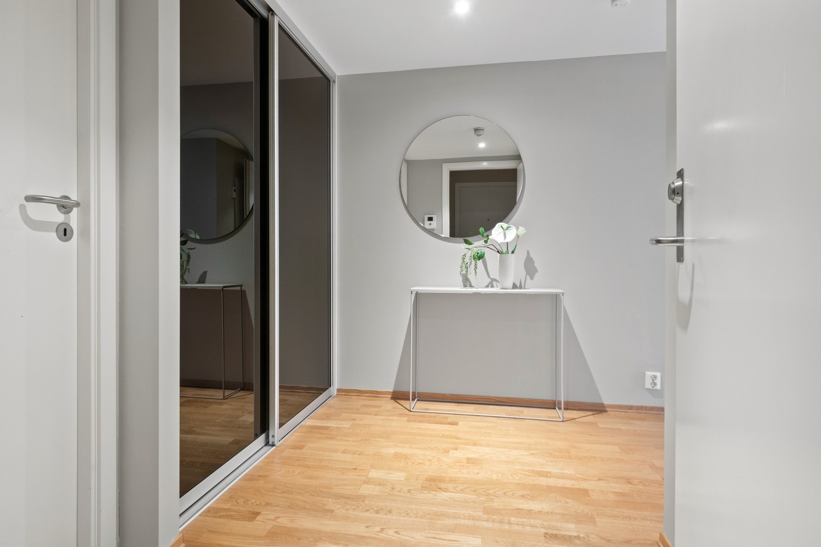 Det er også skyvedørsgarderobe i entreen Galleribilde