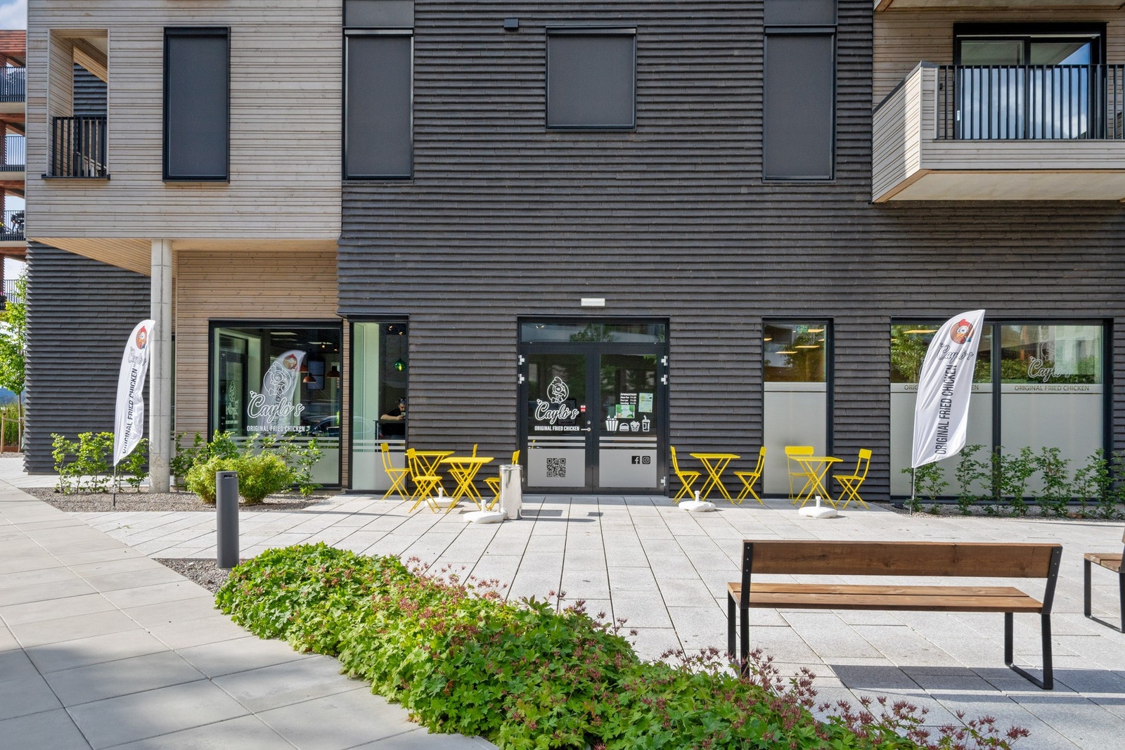 En liten spasertur tar deg over til brygga med spisesteder og yrende liv sommerstid Galleribilde