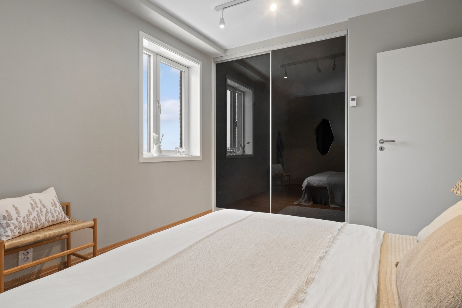 Det er plassbygd skyvedørsgarderobe på hovedsoverommet Galleribilde