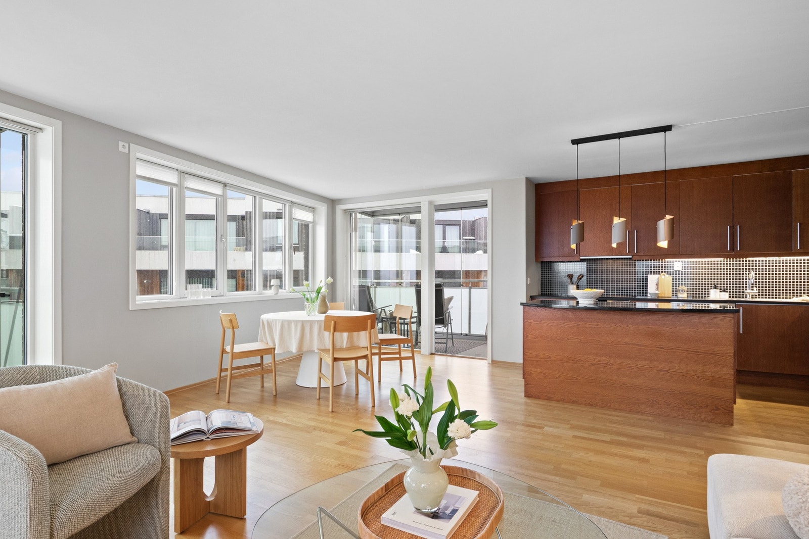 Her strømmer dagslyset inn via store vindusflater i to himmelretninger, og det gjenspeiles fint i de lysmalte veggene Galleribilde