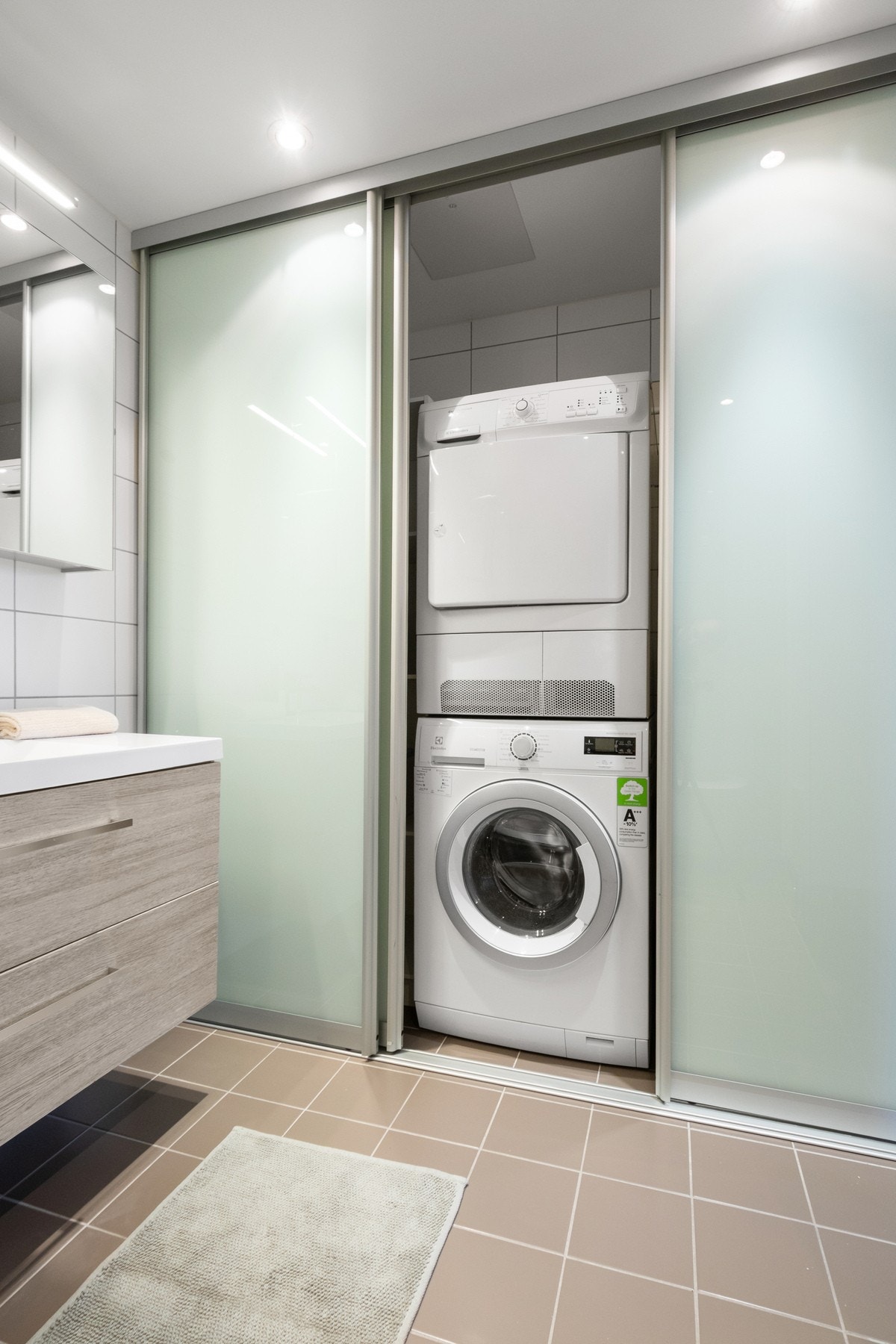 Bak en praktisk og smart skyvedørsløsning er det opplegg for vaskemaskin Galleribilde