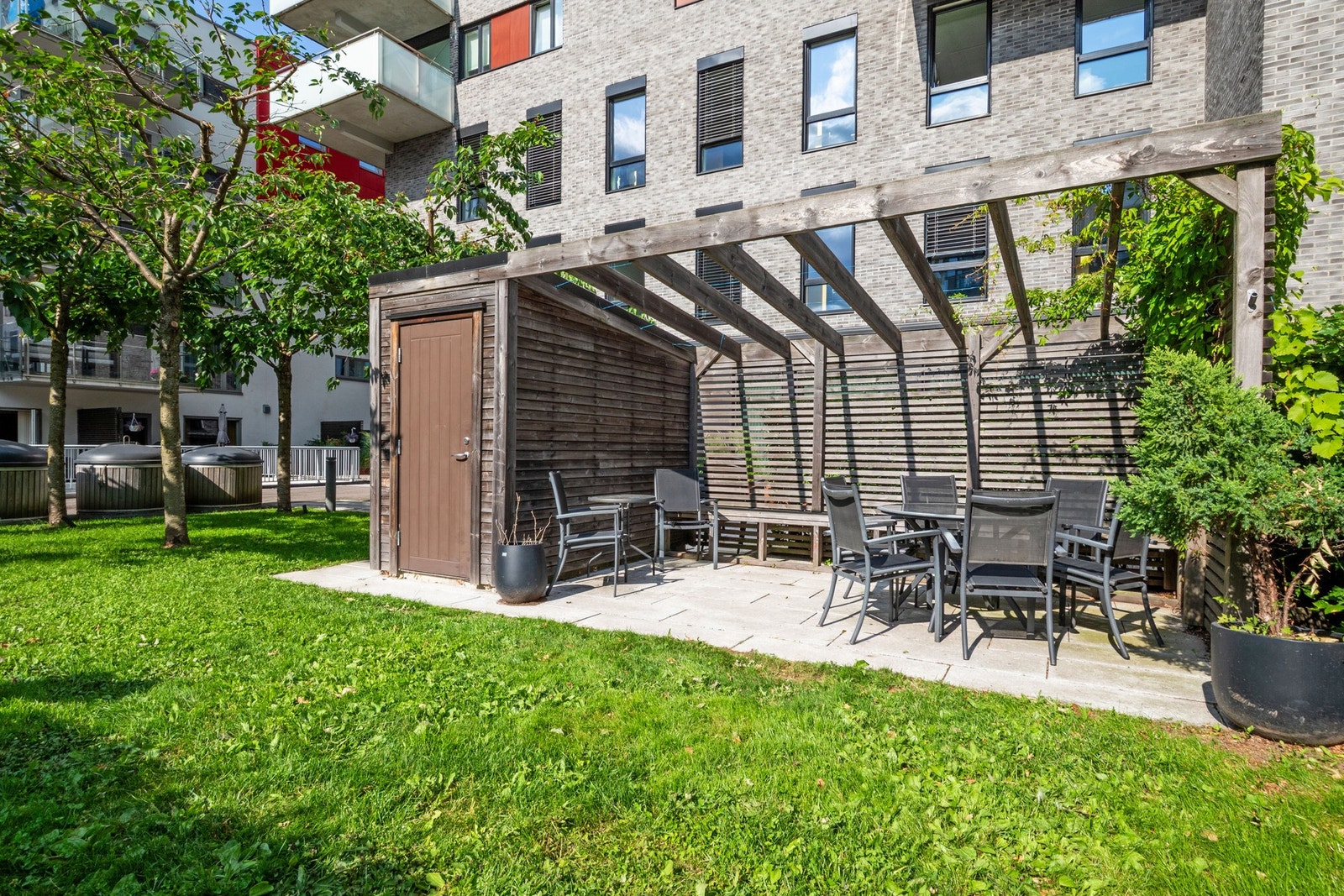 Utenom bryggene har fellesområdet grøntarealer, diverse beplantning og en markterrasse med fin pergola Galleribilde