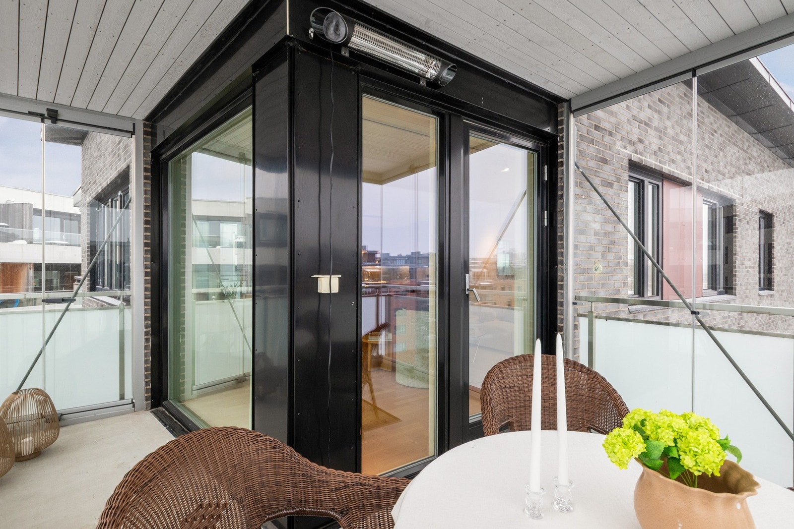 På solrike dager kan innglassingen skyves til side for å slippe sommeren inn. Galleribilde