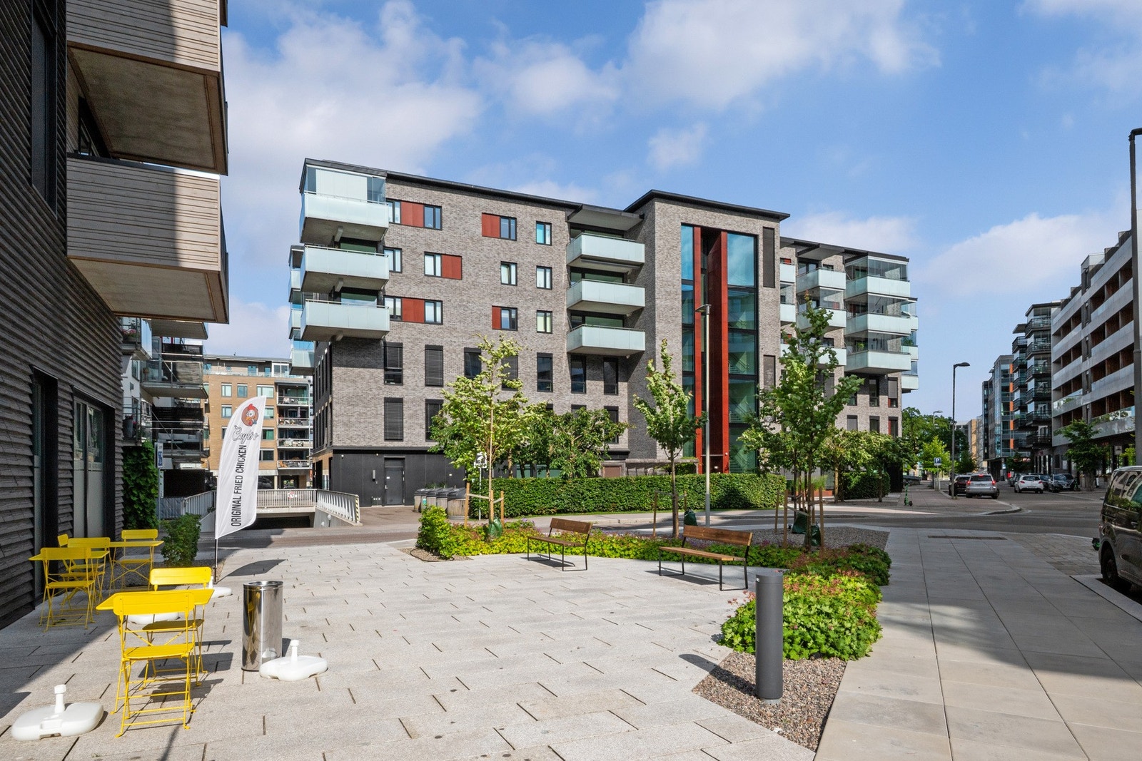 Her er det umiddelbar nærhet til spisesteder, matbutikk, kultur og badesteder Galleribilde