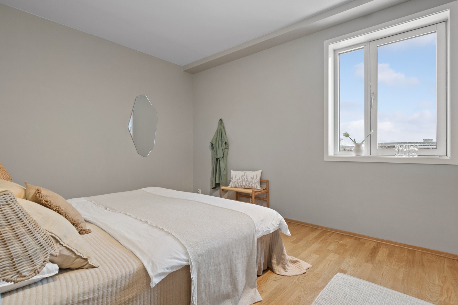 Det er to pene soverom i leiligheten, og begge er holdt i en stilren, delikat kombinasjon med gråbeige vegger mot gyllent parkettgulv Galleribilde