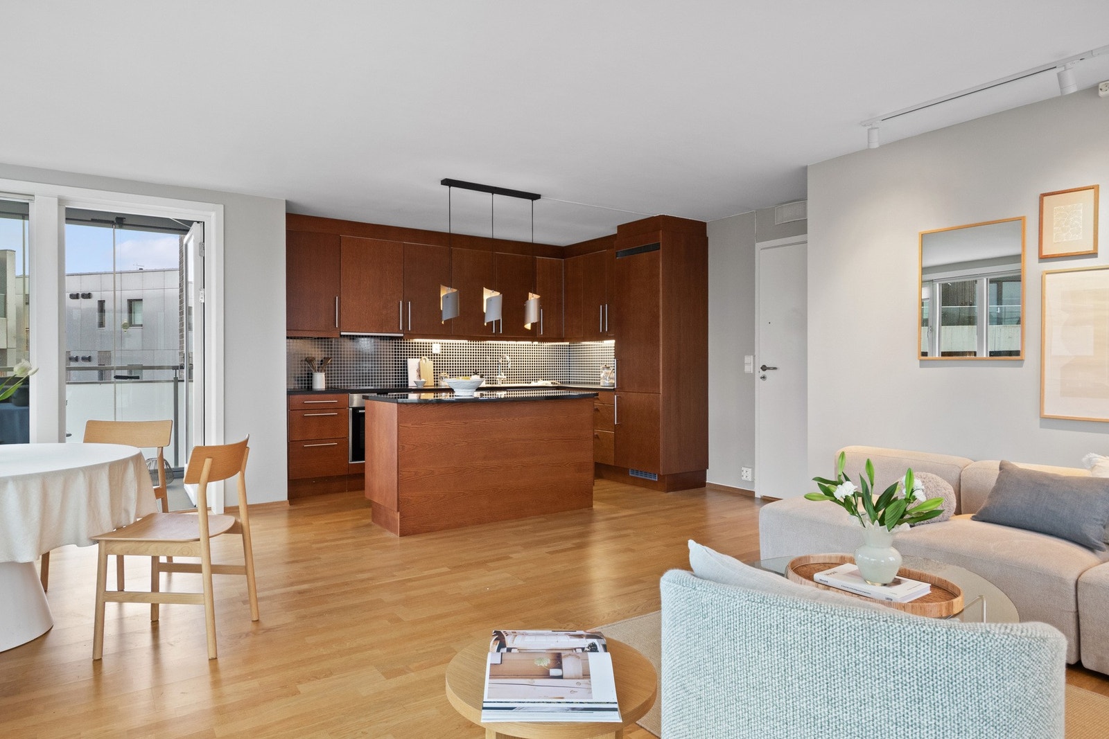 Kjøkkenet har et stilrent design med gode benkeflater, praktisk kjøkkenøy og rikelig med oppbevaringsplass Galleribilde