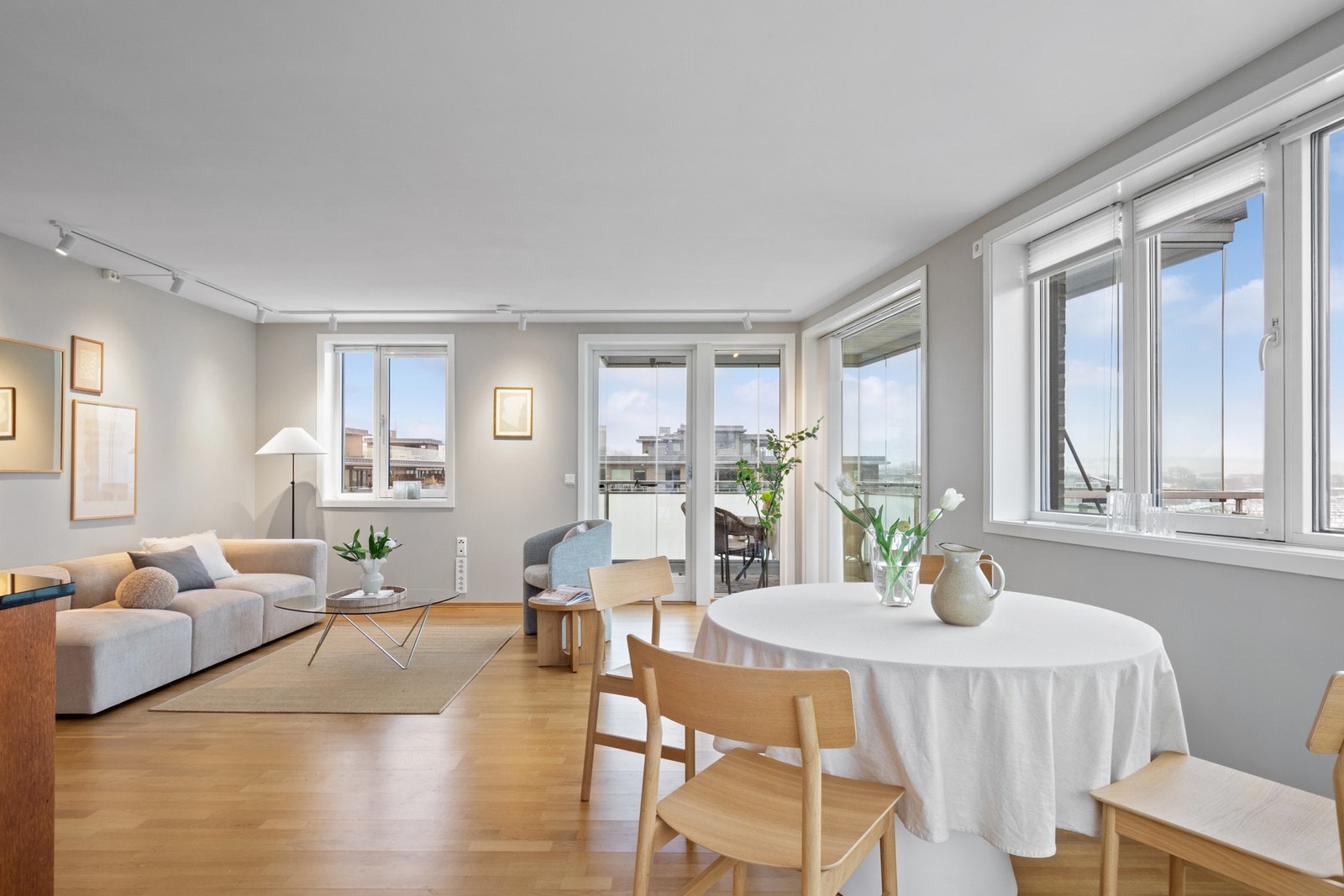 Stuen ligger i åpen løsning med kjøkkenet, og sammen danner de et fantastisk allrom med unik, naturlig lyssetting Galleribilde