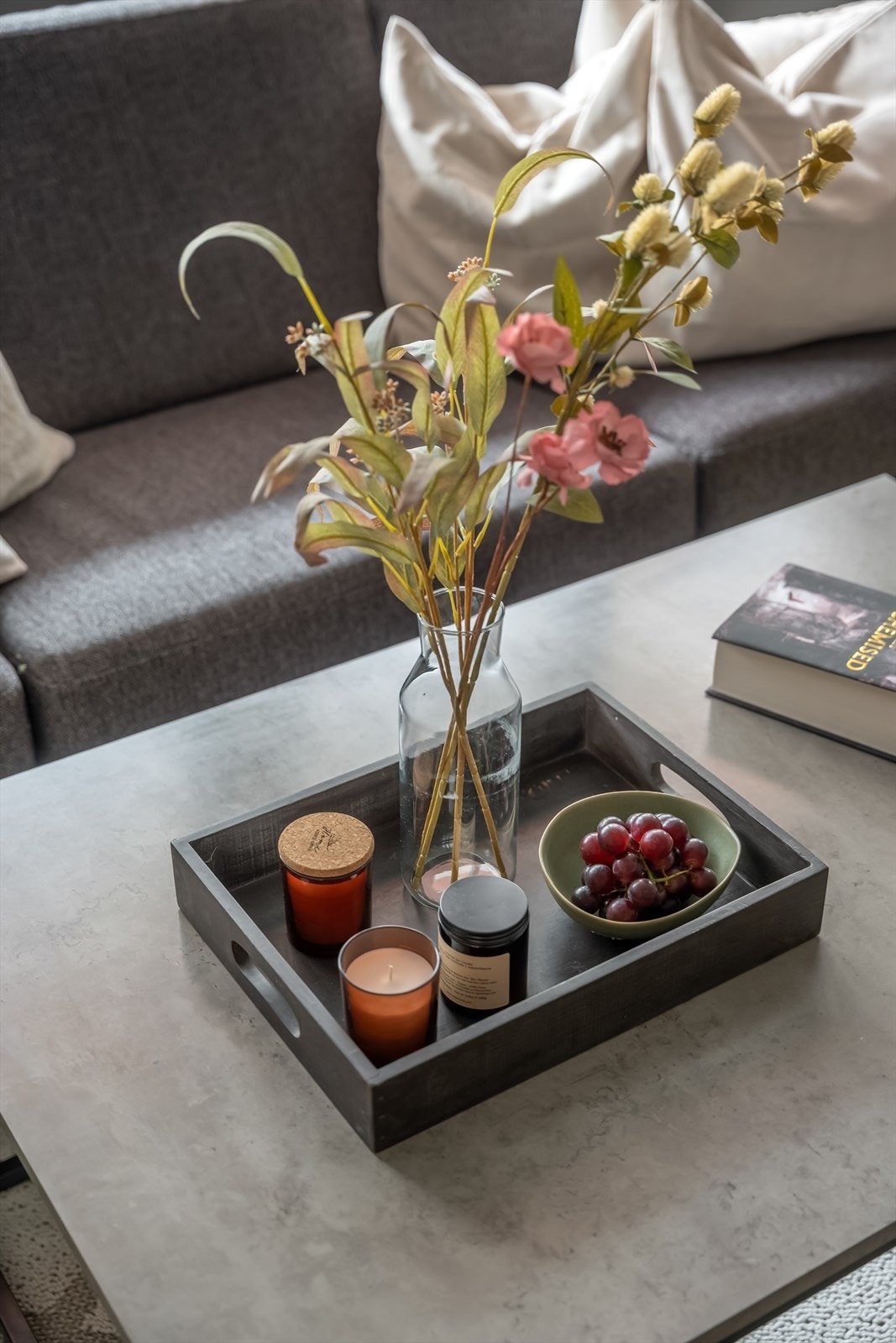 Felleskostnadene inkluderer fyring og varmtvann (fjernvarme), samt basispakke for internett, noe som gir forutsigbare boutgifter. Galleribilde