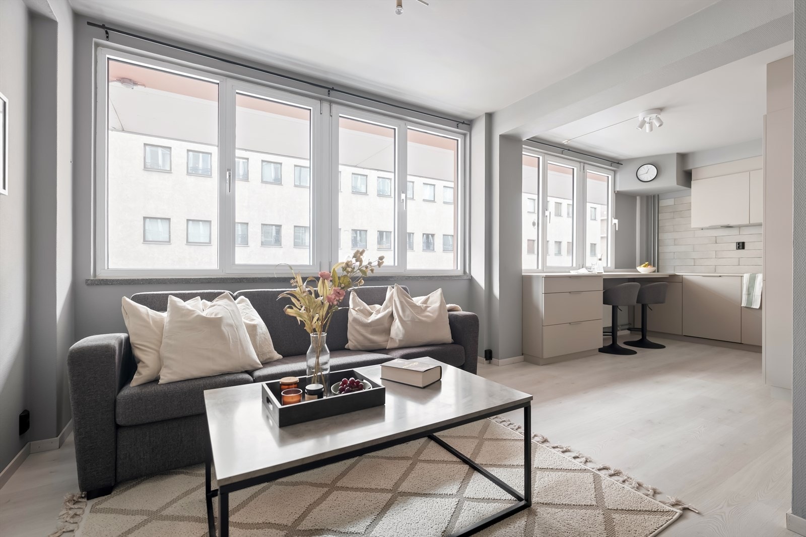 Leiligheten er moderne og innbydende med store vindusflater som slipper inn rikelig med naturlig lys. Galleribilde