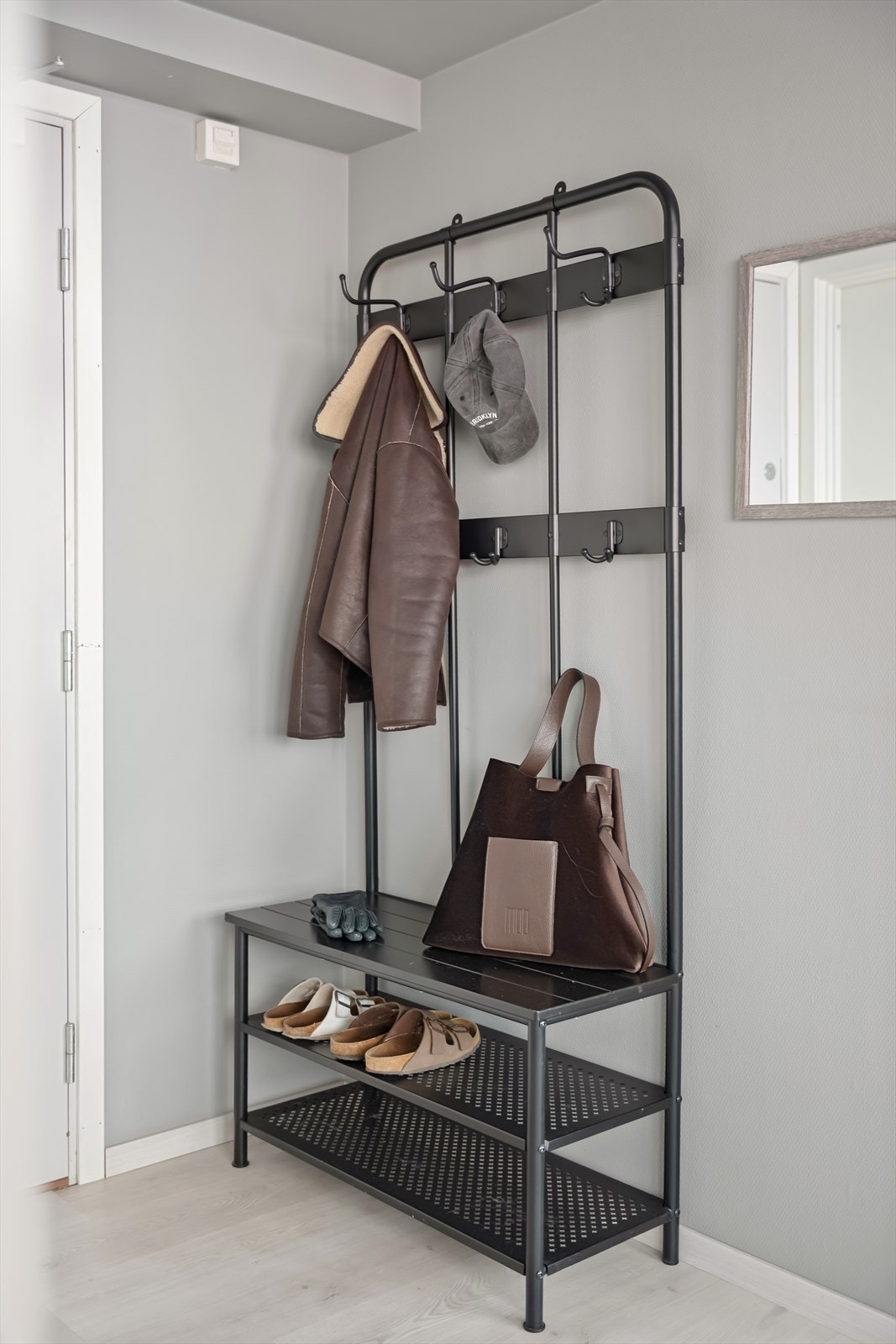 Romslig gang med plass til å henge fra seg yttertøy. Galleribilde