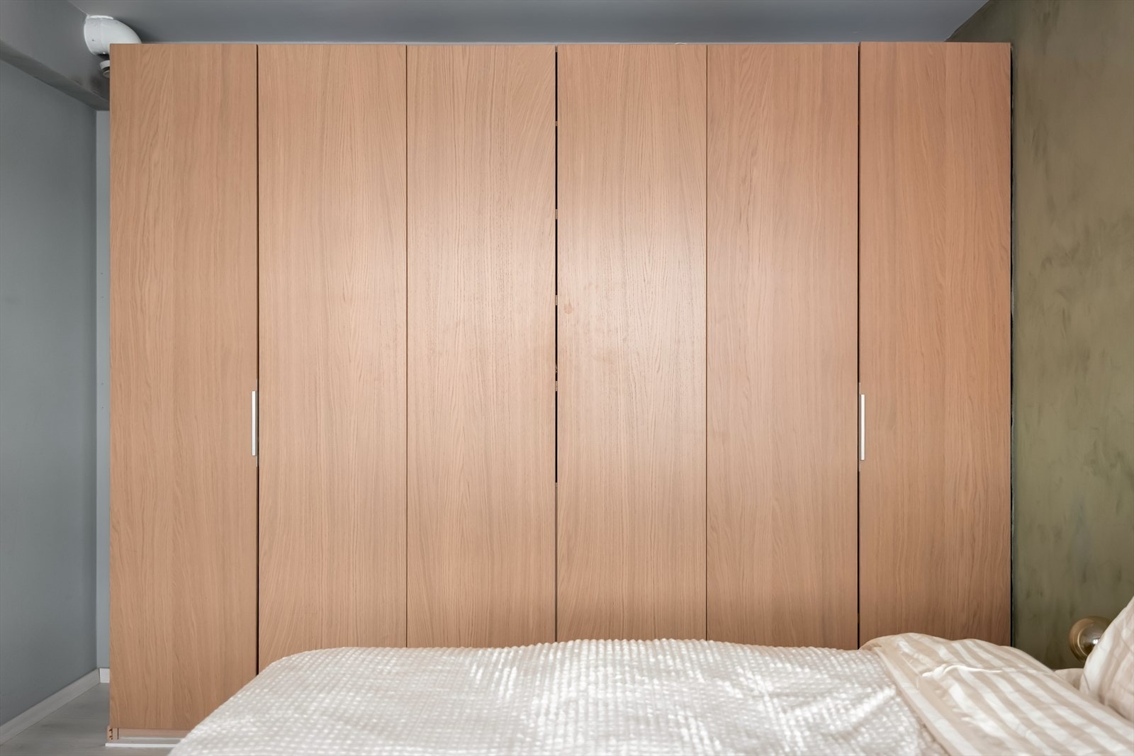 Stor garderoberekke medfølger. Galleribilde