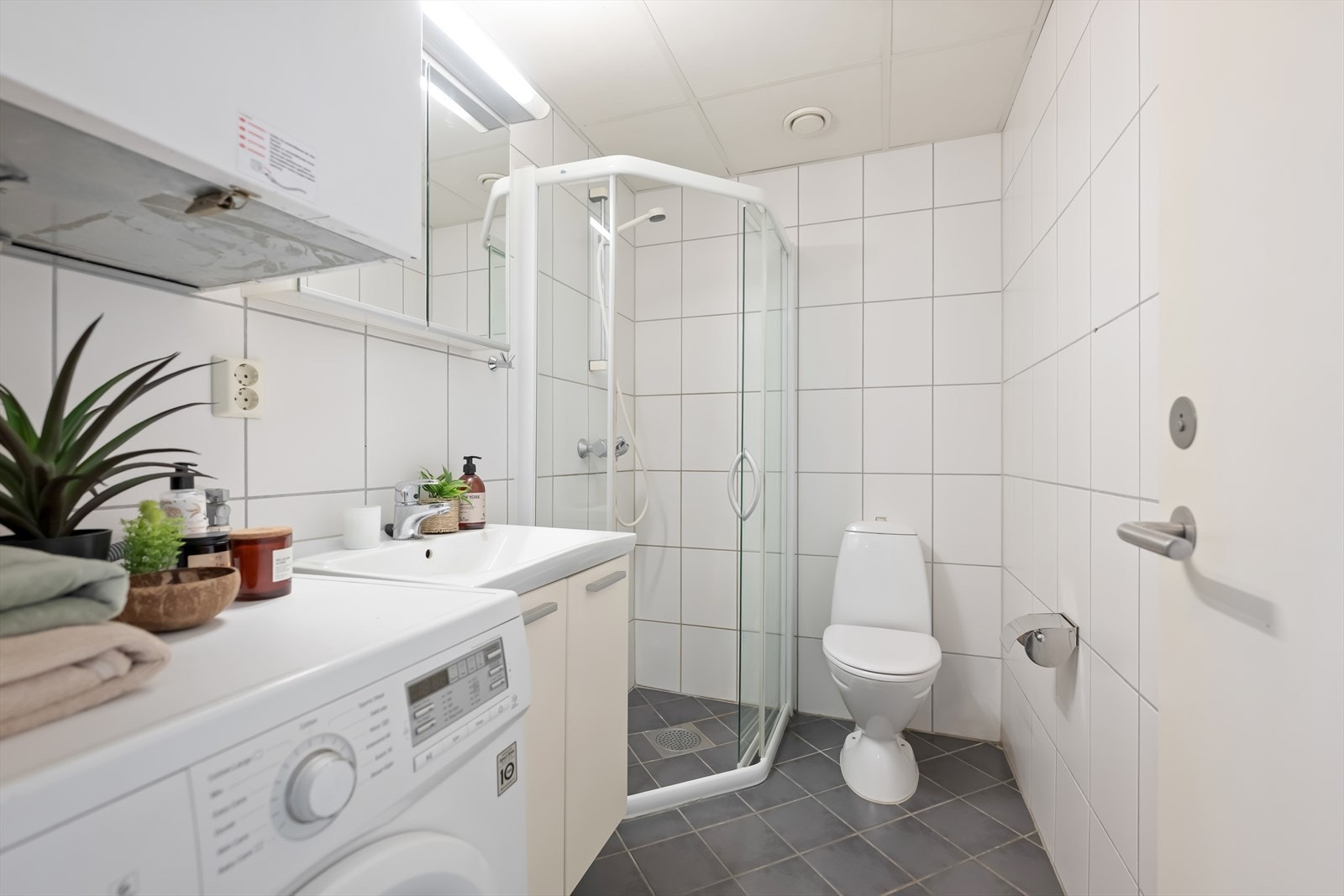 Badet ble etablert i 2004 og har flislagte overflater med behagelig gulvvarme og opplegg til vaskemaskin. Galleribilde