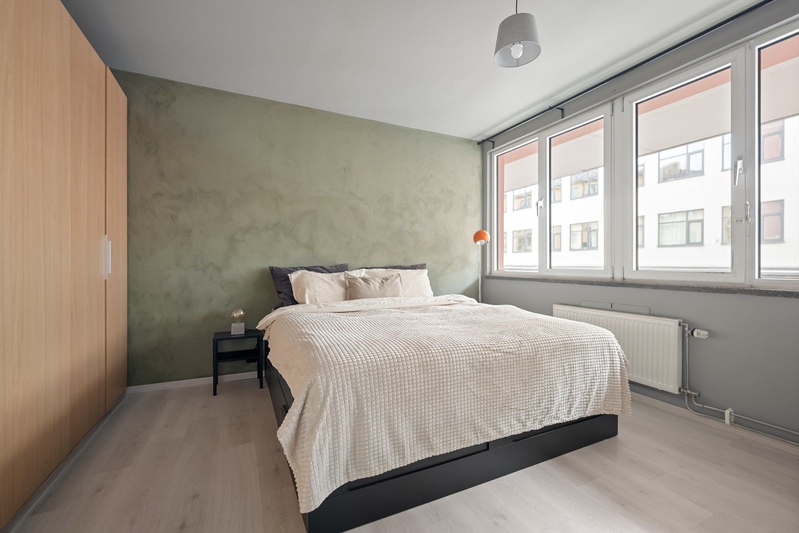 Romslig soverom med god plass til dobbeltseng og stor garderoberekke. Galleribilde