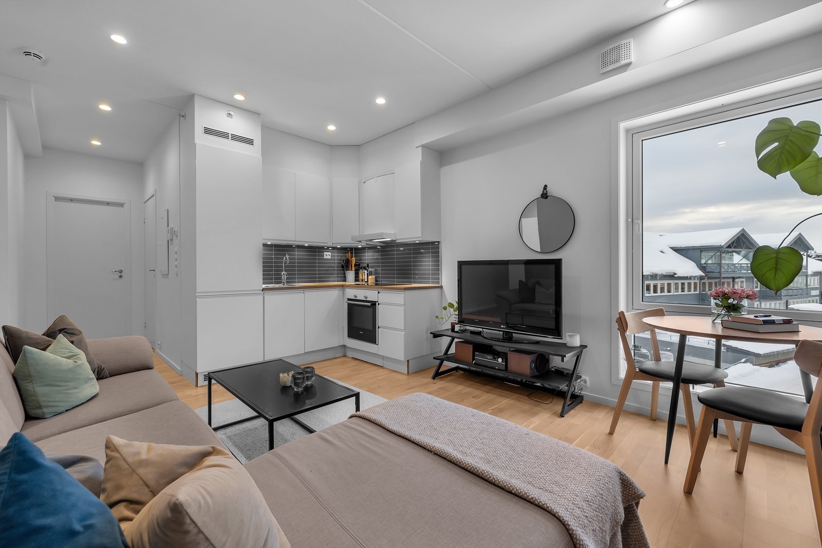 Stort sørvendt vindu som gir mye naturlig lys Galleribilde