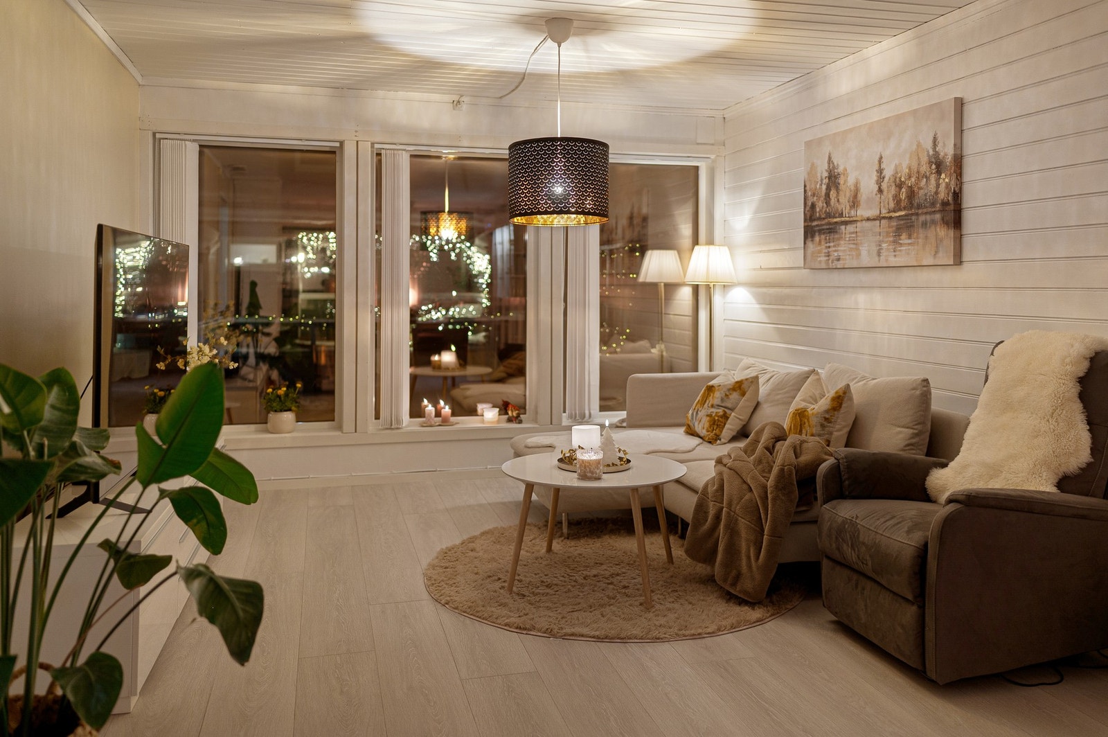 Det er store vindusflater på begge sider i 1.etasje som gir godt med naturlig gjennomlys. Galleribilde