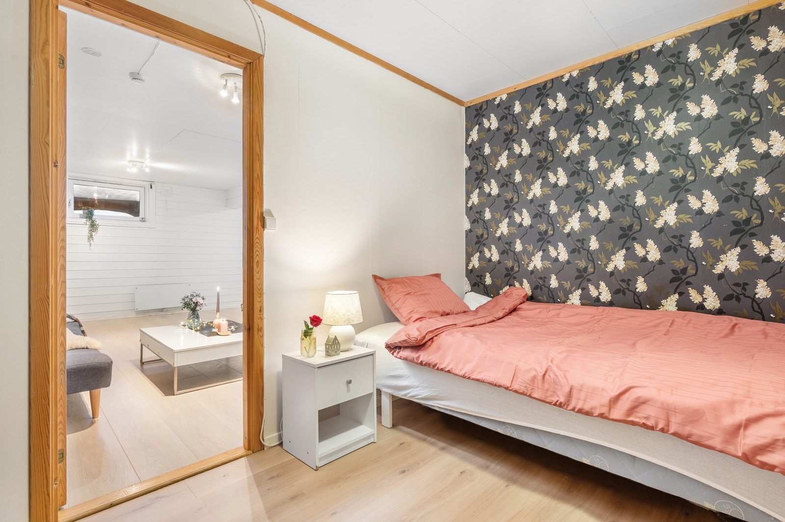 Disponibelt rom i kjeller som i dag brukes som soverom. Galleribilde