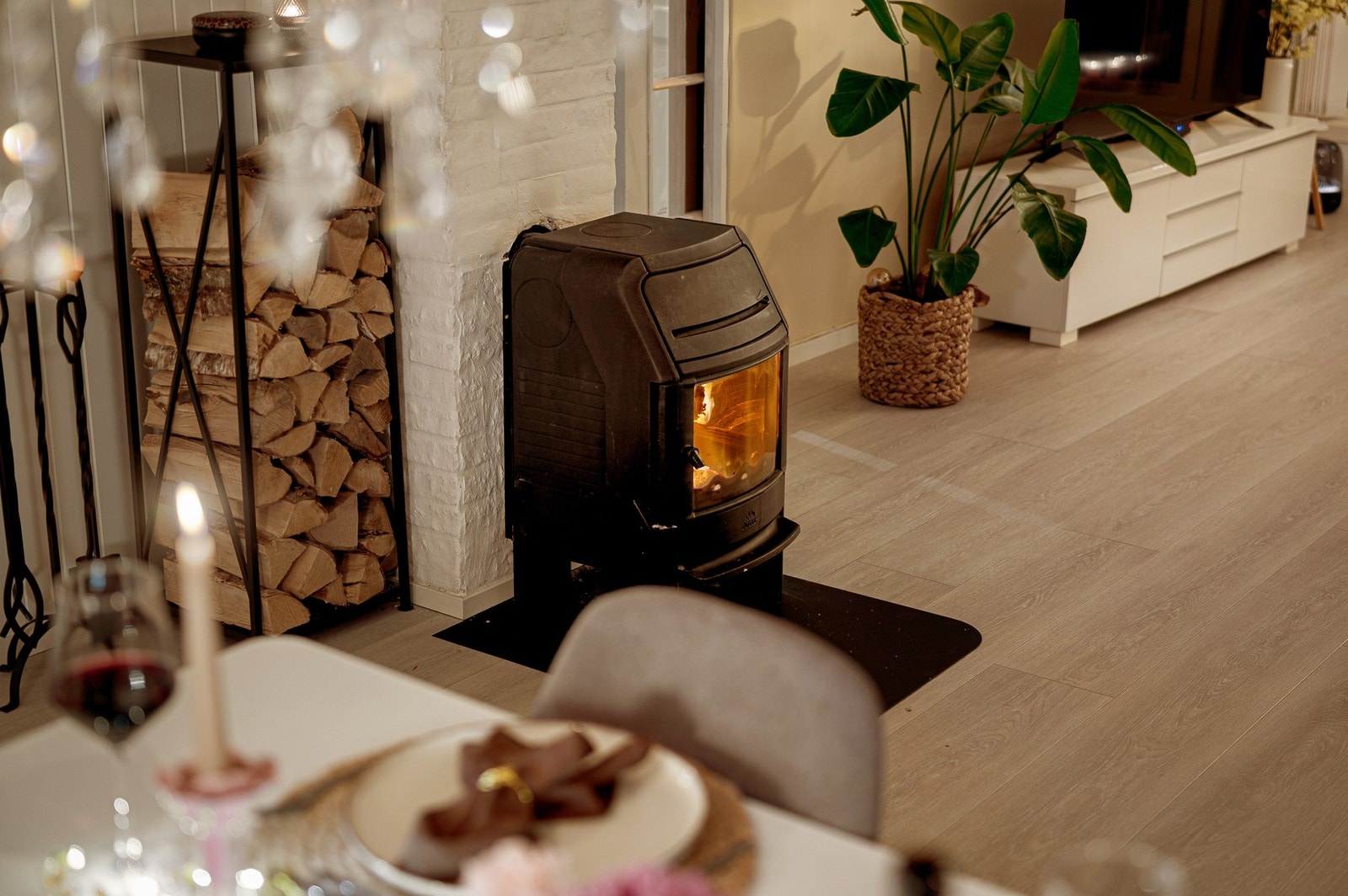 Det er både vedfyring i 1.etasje og kjeller. Galleribilde