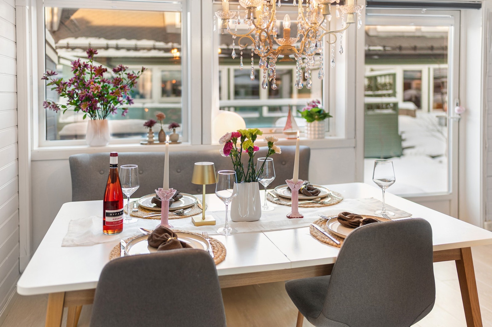 Fra stuen har man direkte utgang til terrasse. Galleribilde