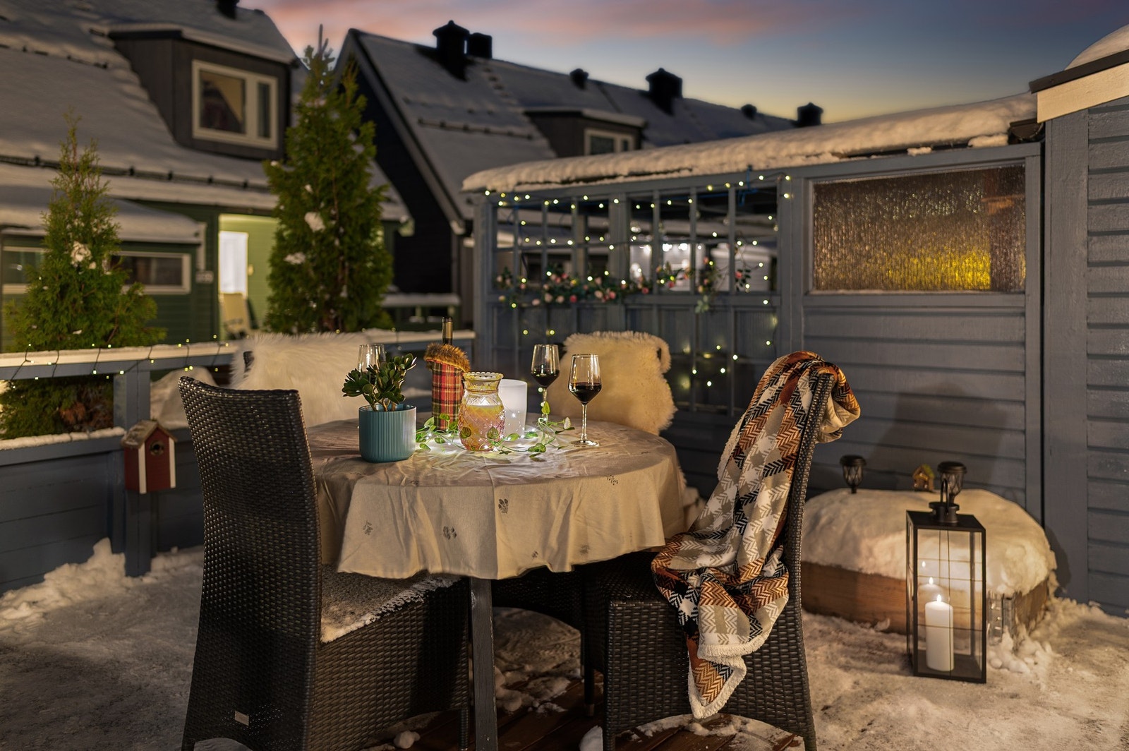 Boligen har solrike terrasser på begge sider av huset. Galleribilde