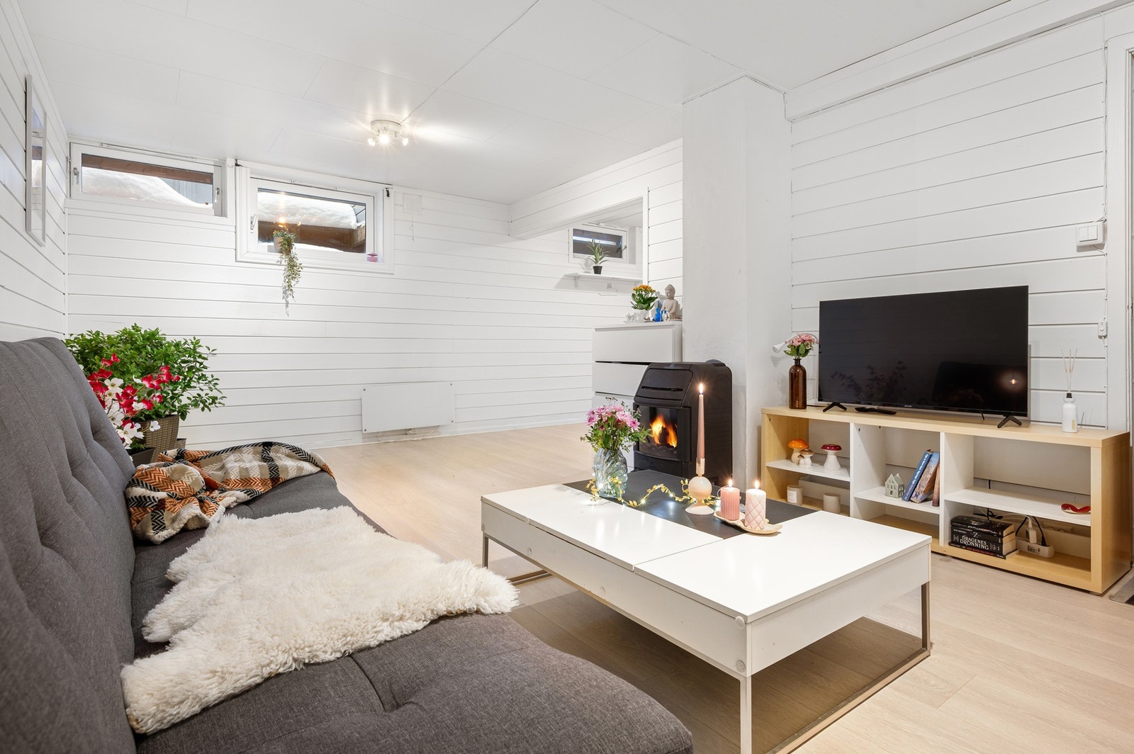 Stort disponibelt rom som i dag er innredet som en leilighet. Galleribilde