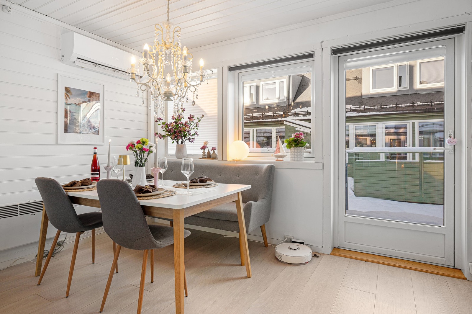 Boligen har fin romløsning med naturlig plassering av spisebord. Galleribilde