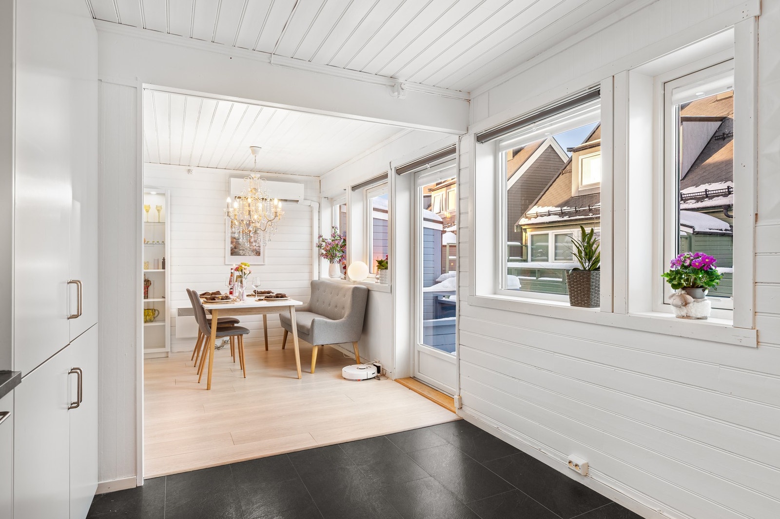 Det er integrert komfyr, kjøl/fryseskap og oppvaskmaskin på kjøkken. Galleribilde