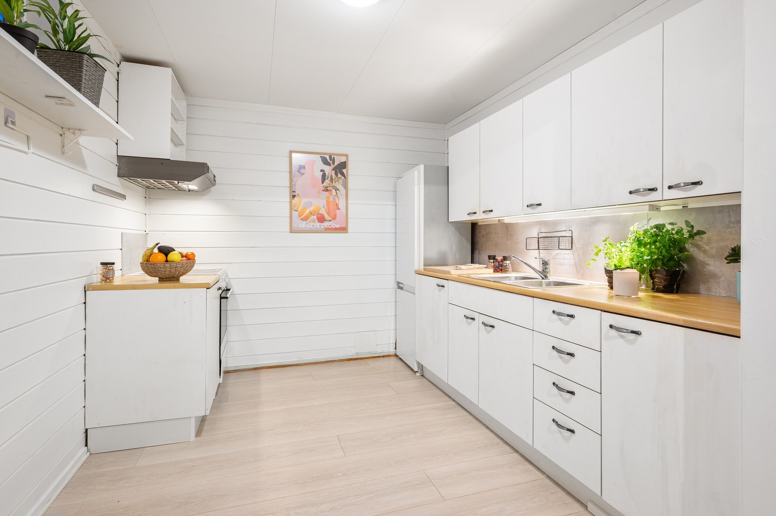 Lyst kjøkken med mye skapplass. Galleribilde