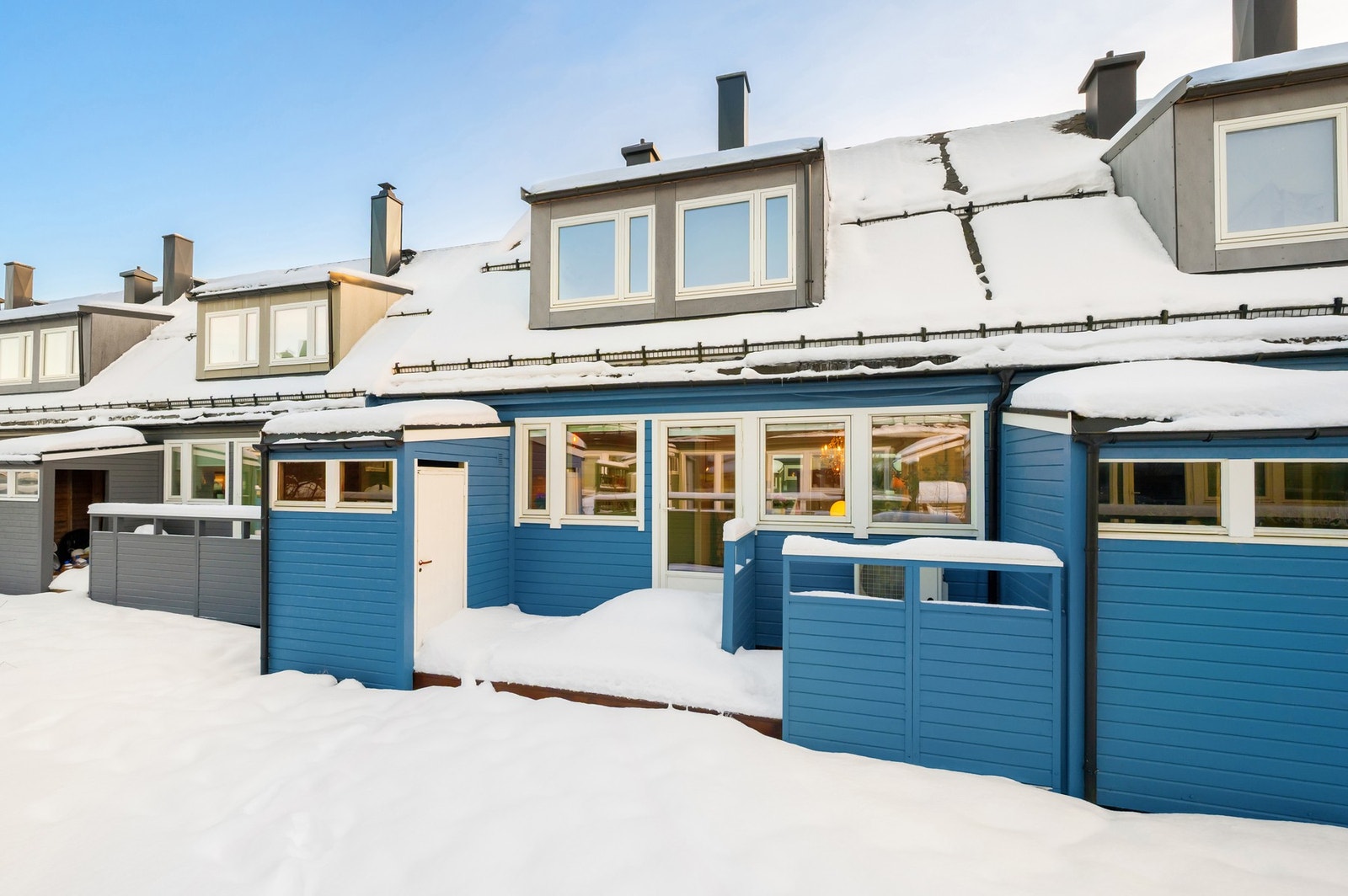 Fasade bakside. Det er to utvendig boder. Galleribilde