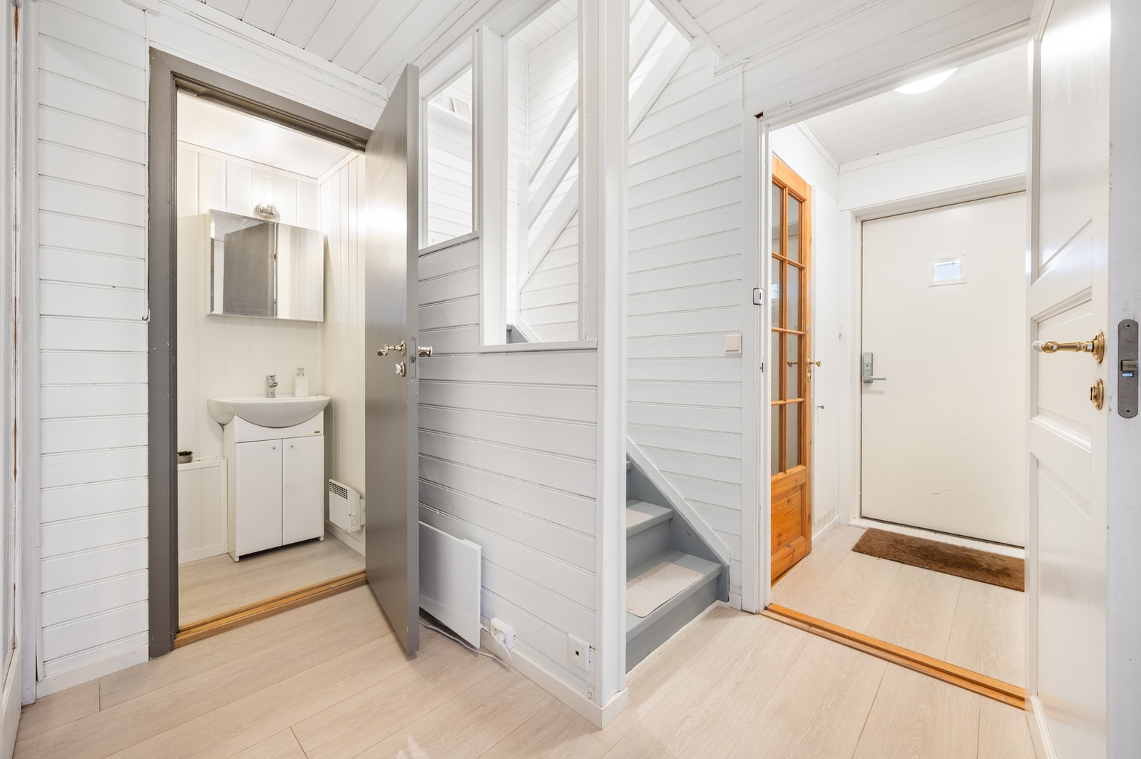 Pen entre med god plass til skyvedørsgarderobe. Galleribilde