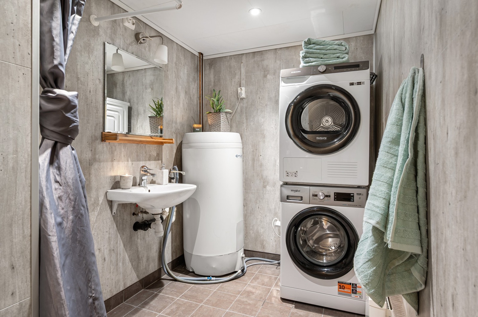 Romslig bad/vaskerom nede i kjeller. Galleribilde