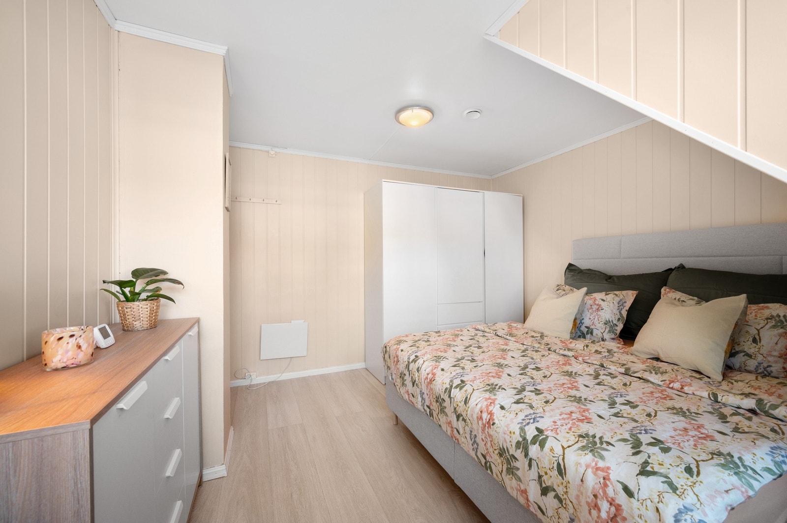 God plass til dobbeltseng og garderobeskap. Galleribilde