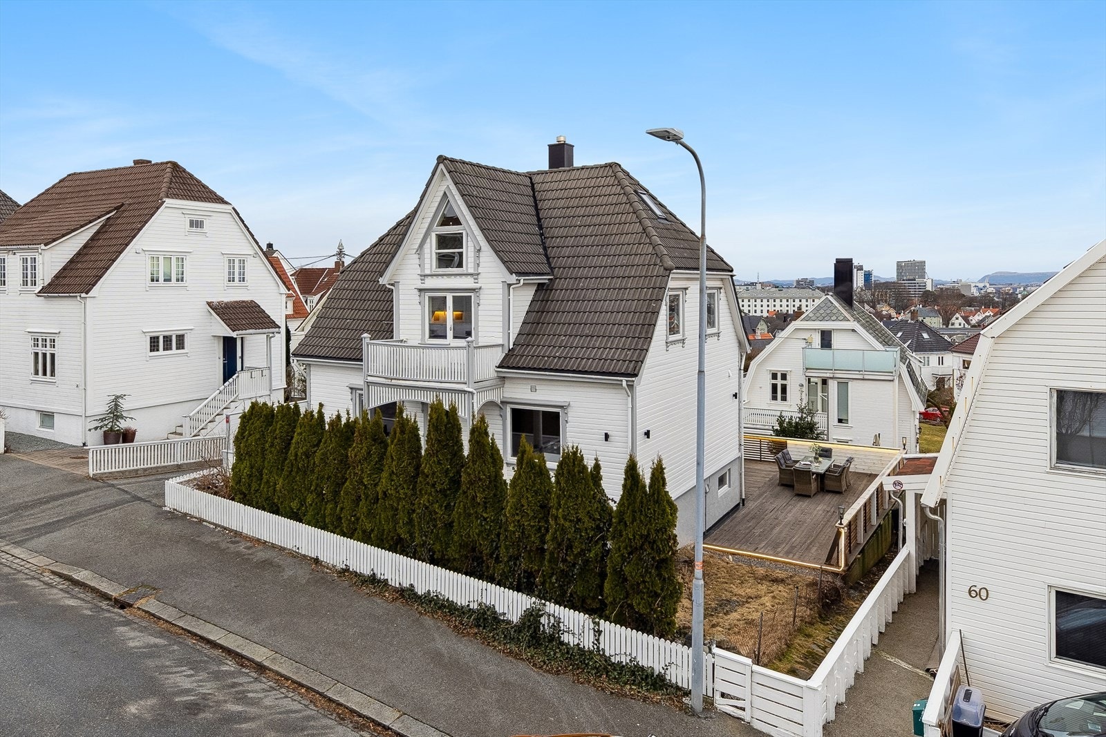Området er rolig og godt egnet for barnefamilier og unge, med barnehager og skoler i umiddelbar nærhet, flotte turområder og kort gangavstand til det meste. Galleribilde
