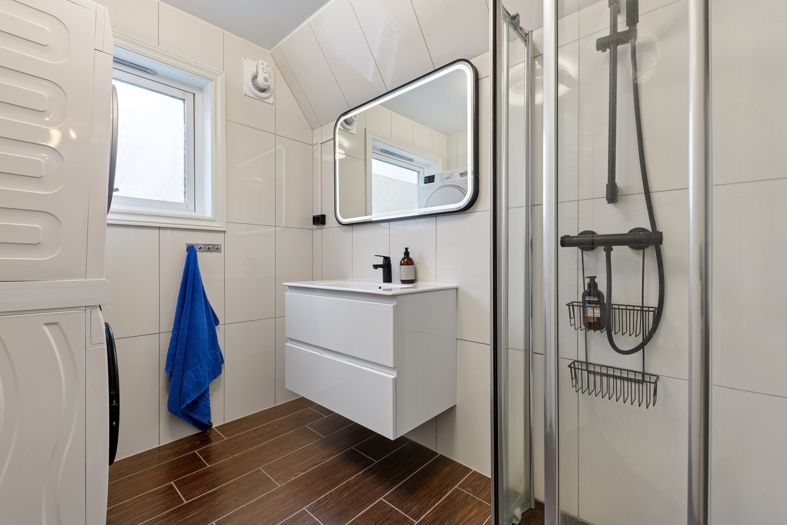 Flislagt bad/vaskerom i andre etasje som varmes opp ved bruk av elektriske varmekabler. Rommet har mekanisk avtrekk. Galleribilde