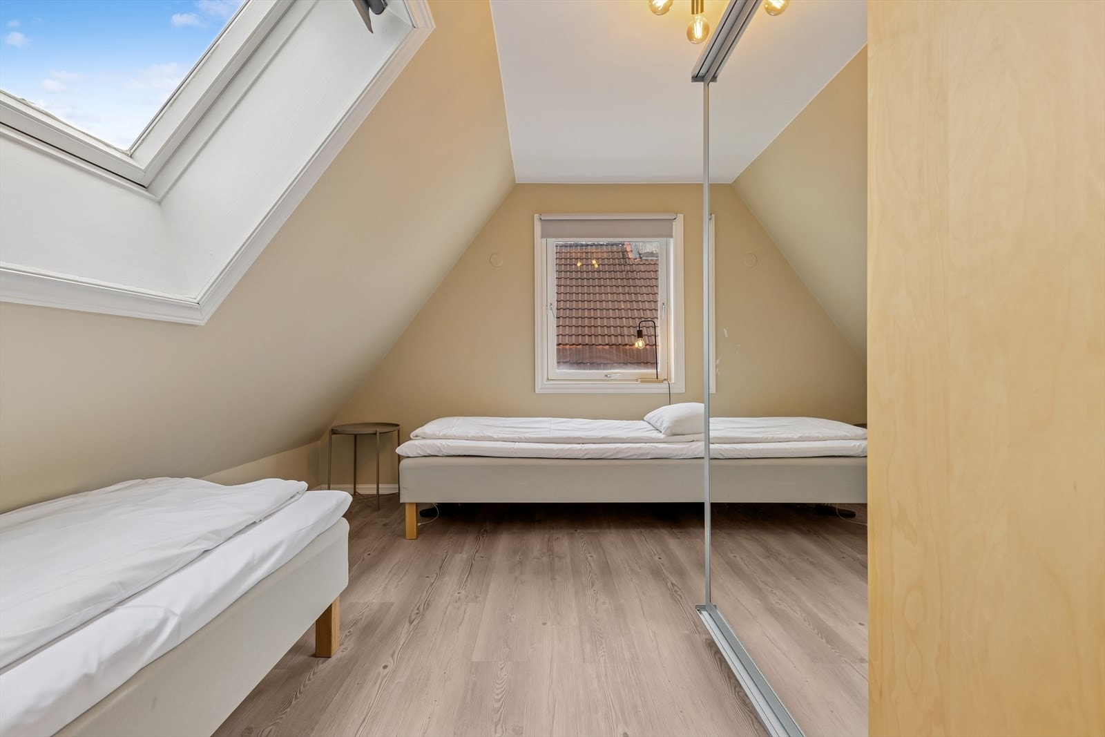 Soverommet i leiligheten i andre etasje får rikelig lysinnslipp fra både veggvindu og takvindu. Galleribilde