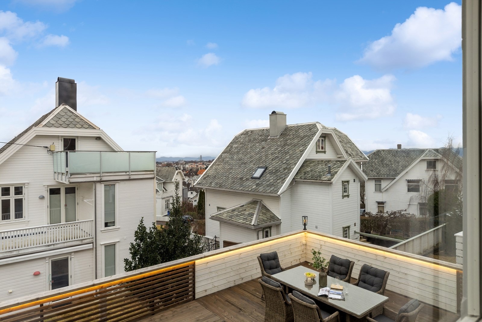 Terrassen gir utsikt over nærområdet. Galleribilde