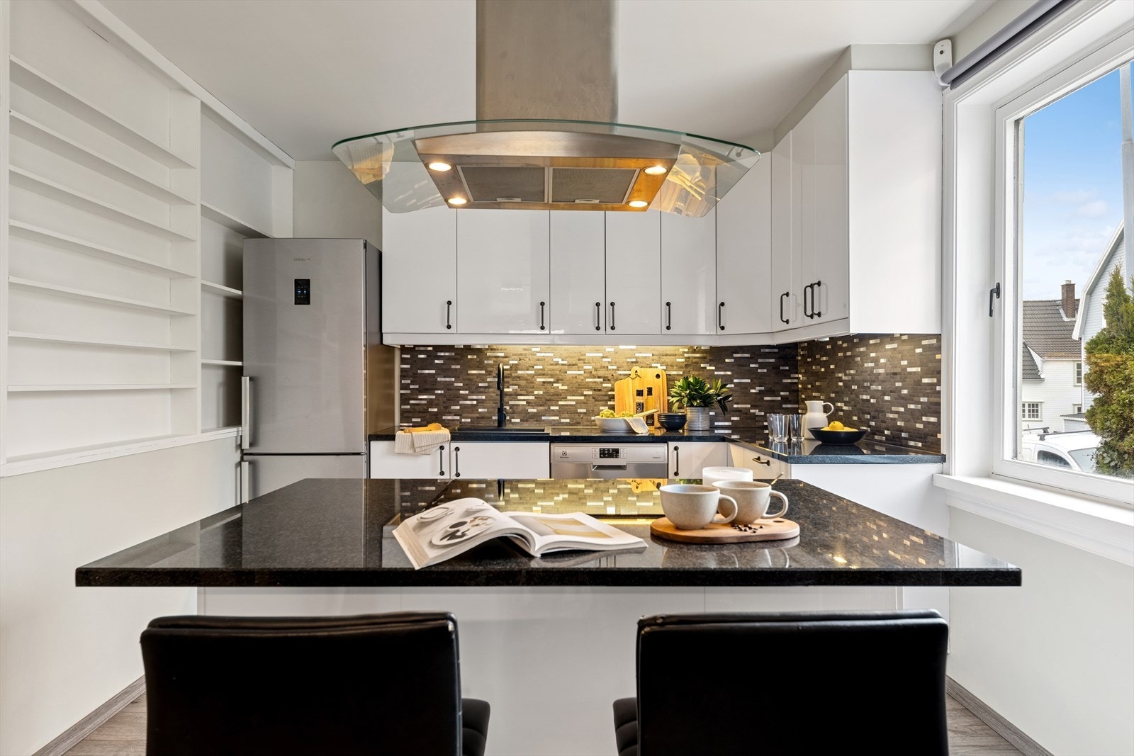 Kjøkkenet er oppgradert i 2015 med en kjøkkenøy som har ovn og koketopp fra 2024. Fronter fra 2022 gir et moderne uttrykk, og benkeplater av polert stein tilbyr en solid arbeidsflate. Galleribilde