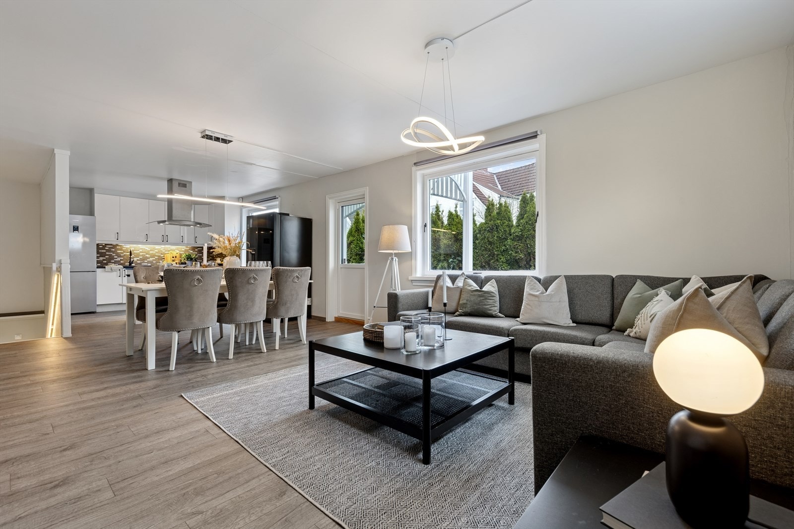 Leiligheten i første etasje har en åpen stue- og kjøkkenløsning med god plass til både sofagruppe og spisebord. Galleribilde