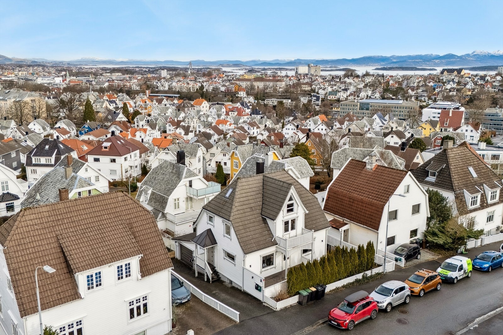 Transporttilbudet er meget godt, med kort vei til Stavanger stasjon som gir hyppige tog- og bussforbindelser både lokalt og regionalt. Galleribilde