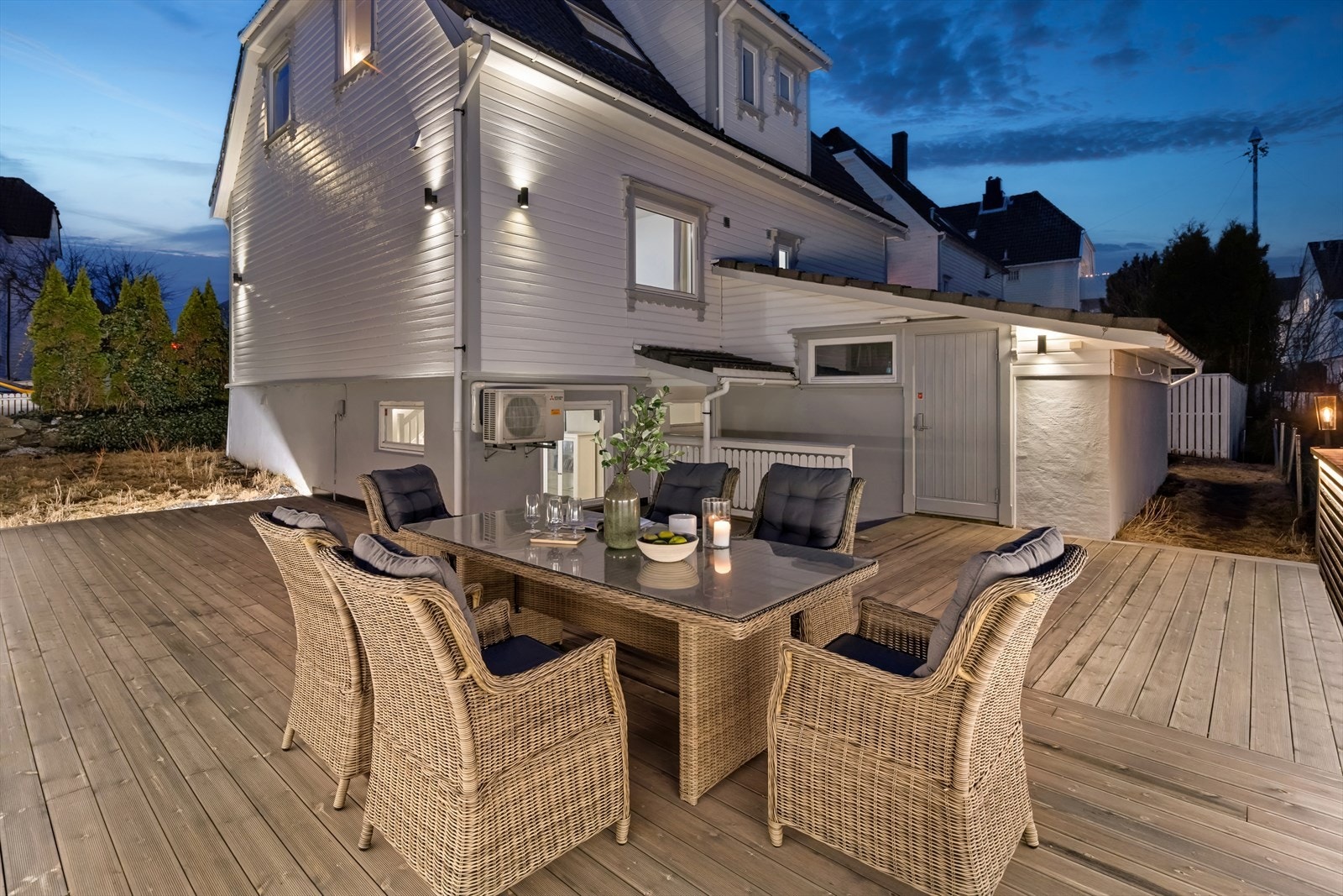 Terrasseplatting med Møre Royal terrassebord fra 2025 gir et solid uteområde. Galleribilde