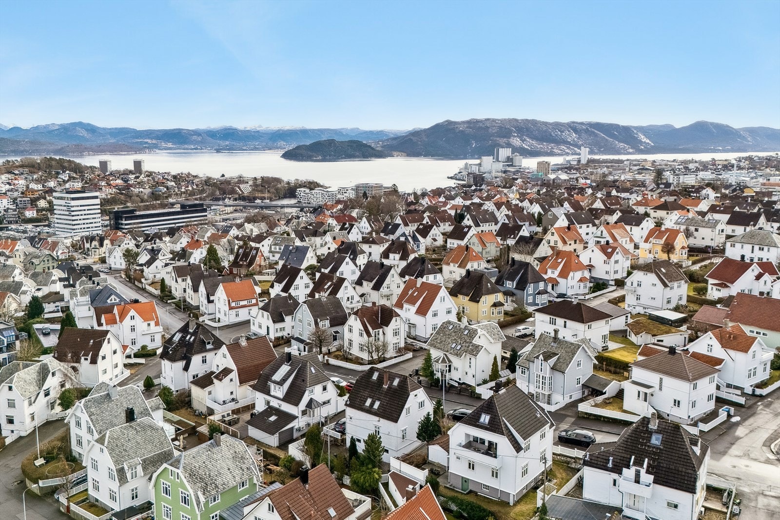 I nærområdet finnes et godt utvalg av barnehager og skoler, blant annet Våland skole og Ullandhaug skole, samt flere videregående skoler i sentrum. Dette gjør området spesielt attraktivt for barnefamilier. Galleribilde