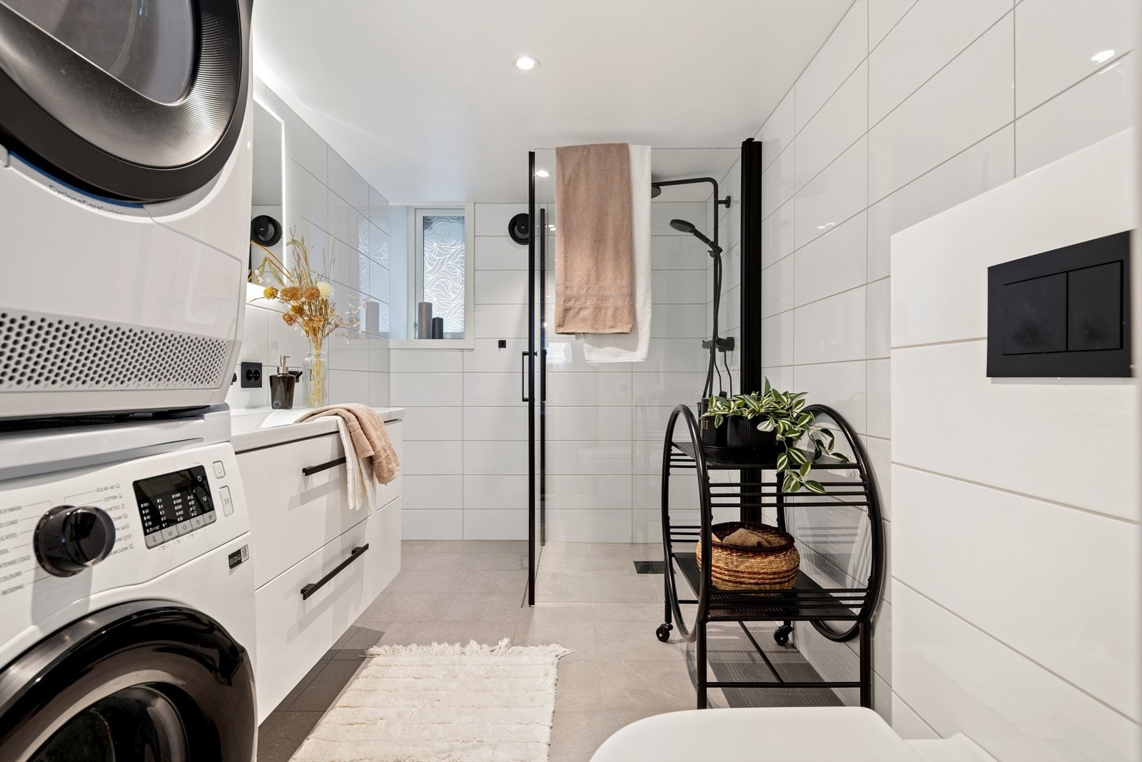 Innredningen består av baderomsmøbel med servant, speil og blandebatteri, vegghengt toalett samt dusj med glassdør. Det er opplegg for vaskemaskin med stoppekran, og rommet har mekanisk ventilasjon. Galleribilde