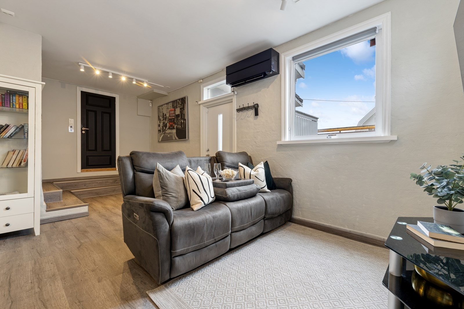 Vinduet gir stuen et lyst og åpent preg, mens varmepumpen bidrar til jevn og komfortabel temperatur gjennom alle årstider. Galleribilde