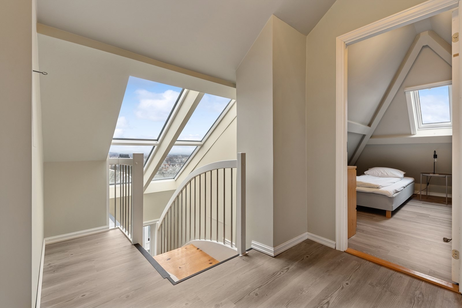 Det er trappeadkomst til loftsetasjen. Denne etasjen er ikke omsøkt/godkjent for varig opphold. Se pkt ferdigattest. Galleribilde