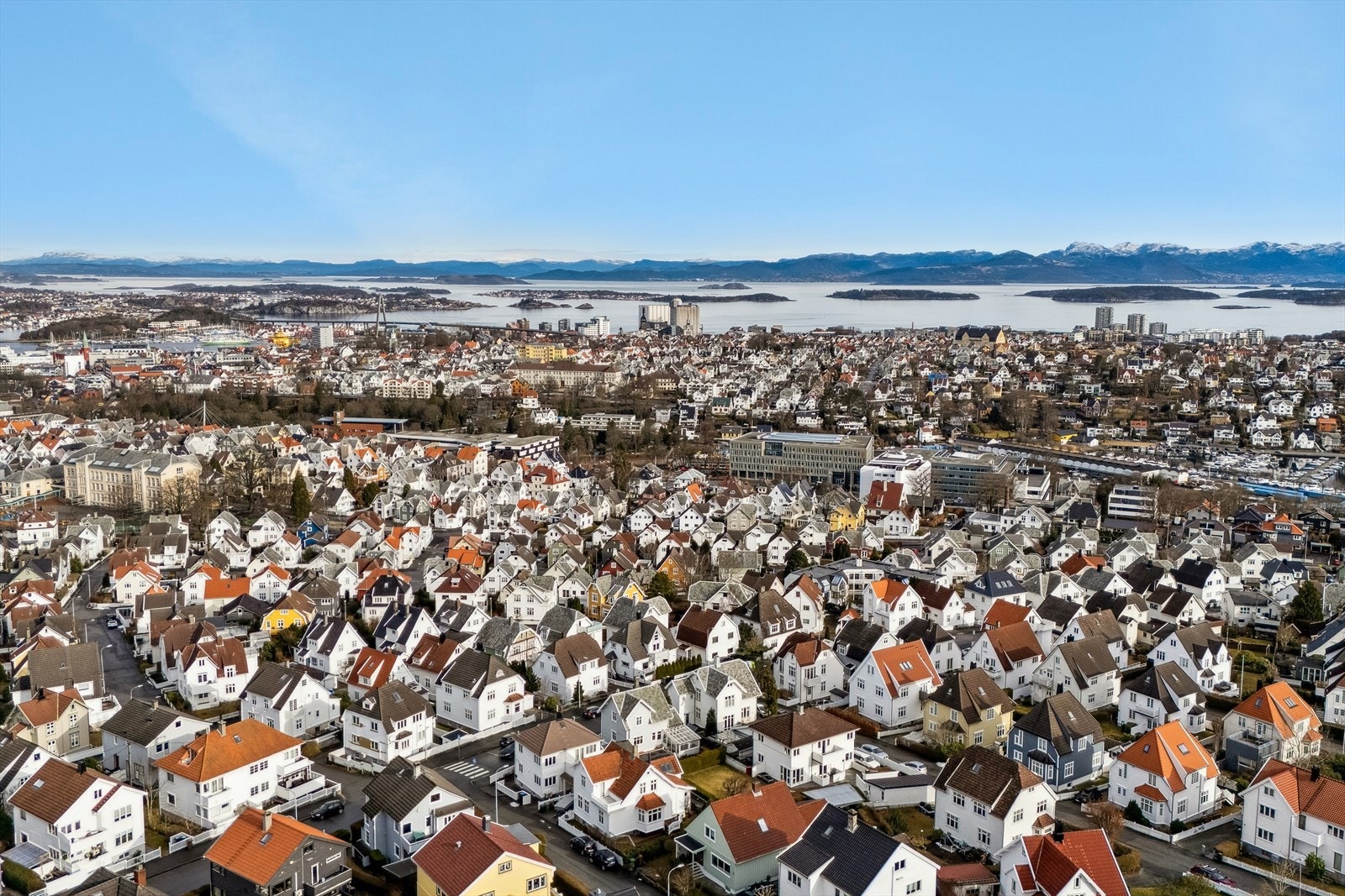 Like ved ligger Mosvatnet, som er populært for jogging, trilleturer og hverdagsrekreasjon, samt Vålandsskogen med grønne omgivelser, fine turstier og utsiktspunktet Vålandstårnet med søndagsåpen kafé. Rett i nærheten ligger også Stavanger kunstmuseum. Galleribilde