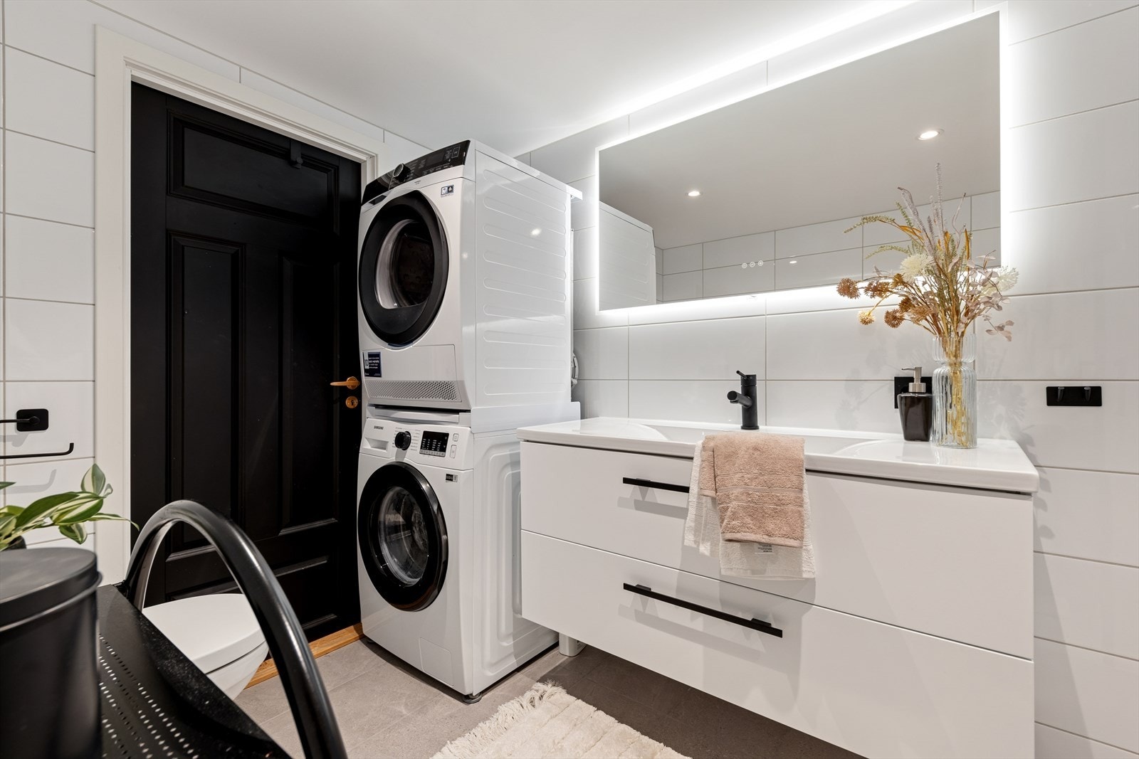 Flislagt baderom i kjeller som varmes opp ved bruk av elektriske varmekabler. Galleribilde